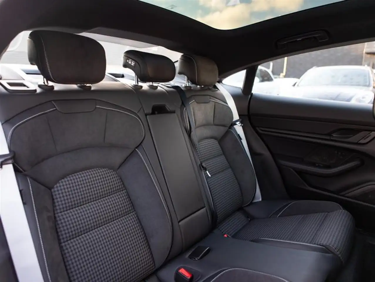 Porsche Taycan снимка Porsche Taycan