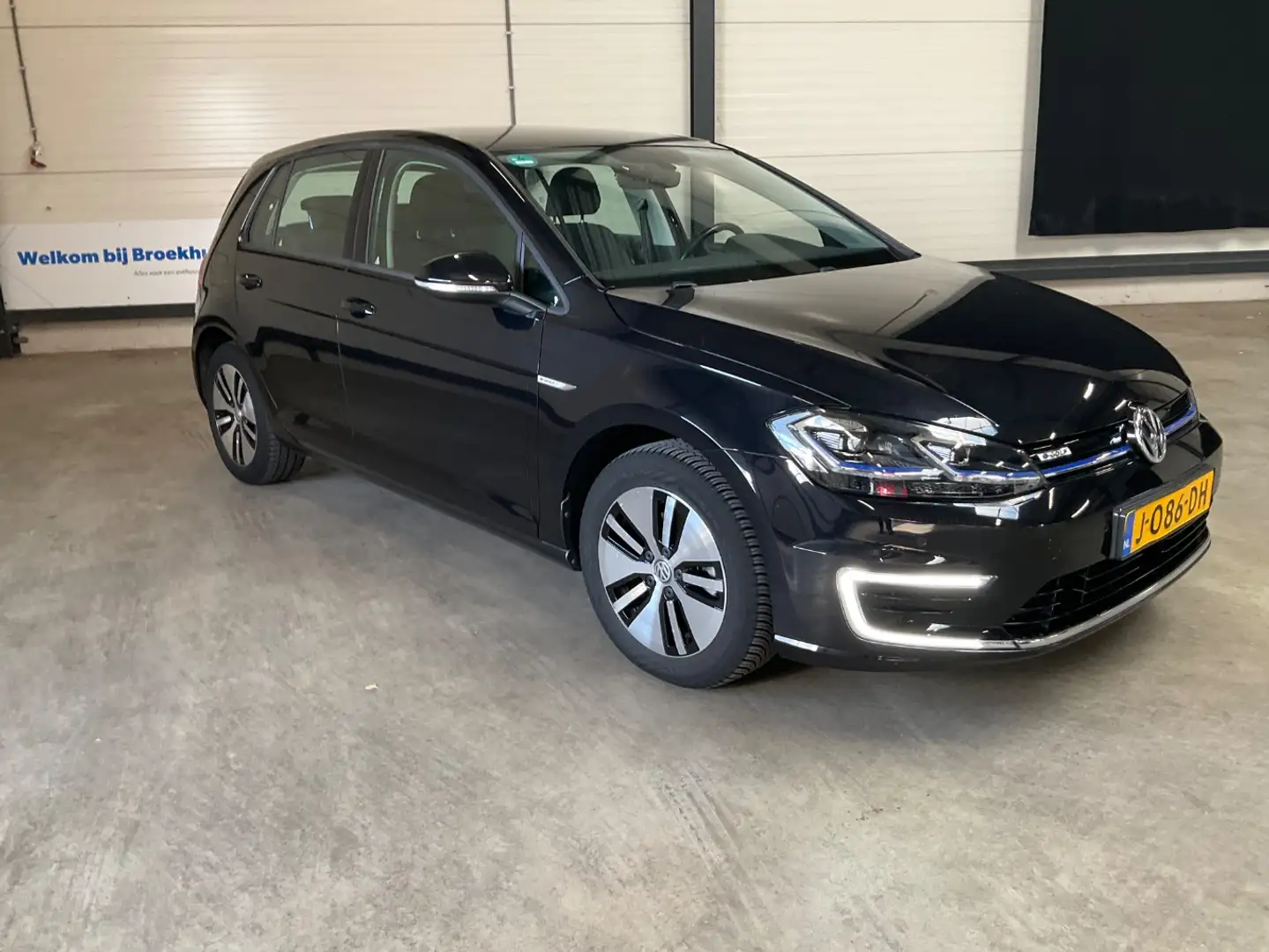 Volkswagen e-Golf E-DITION 136 pk | Airco (automatisch) | Buitenspie Zwart - 2