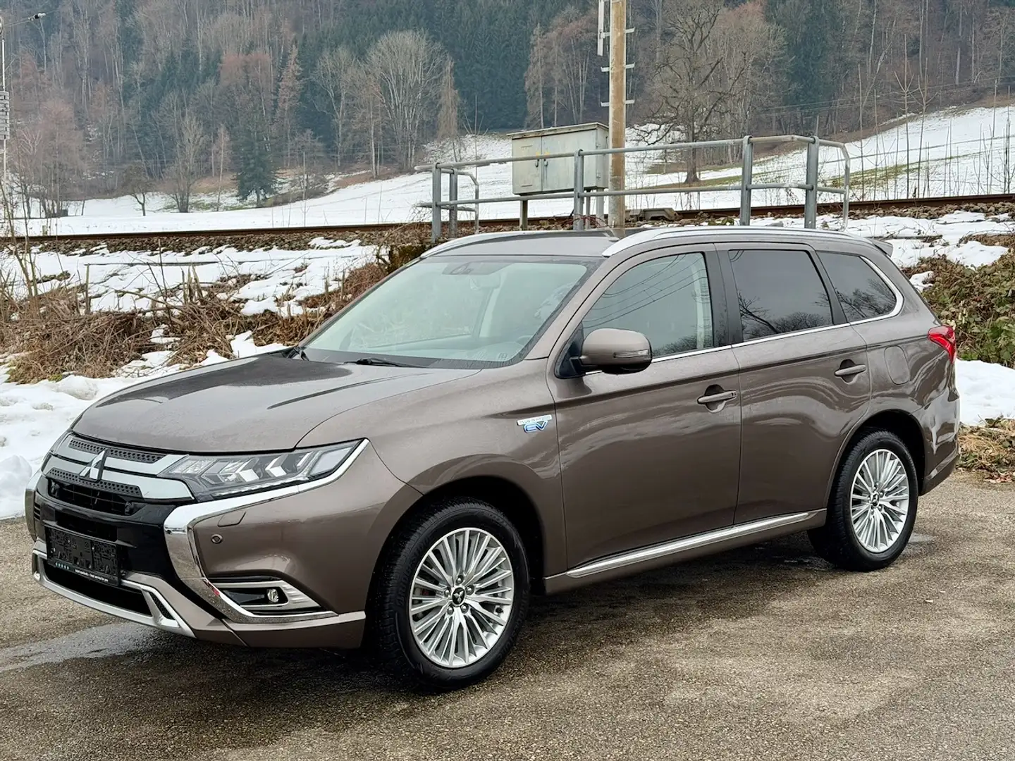 Mitsubishi Outlander 2,4 PHEV Business Connect Braun - 1