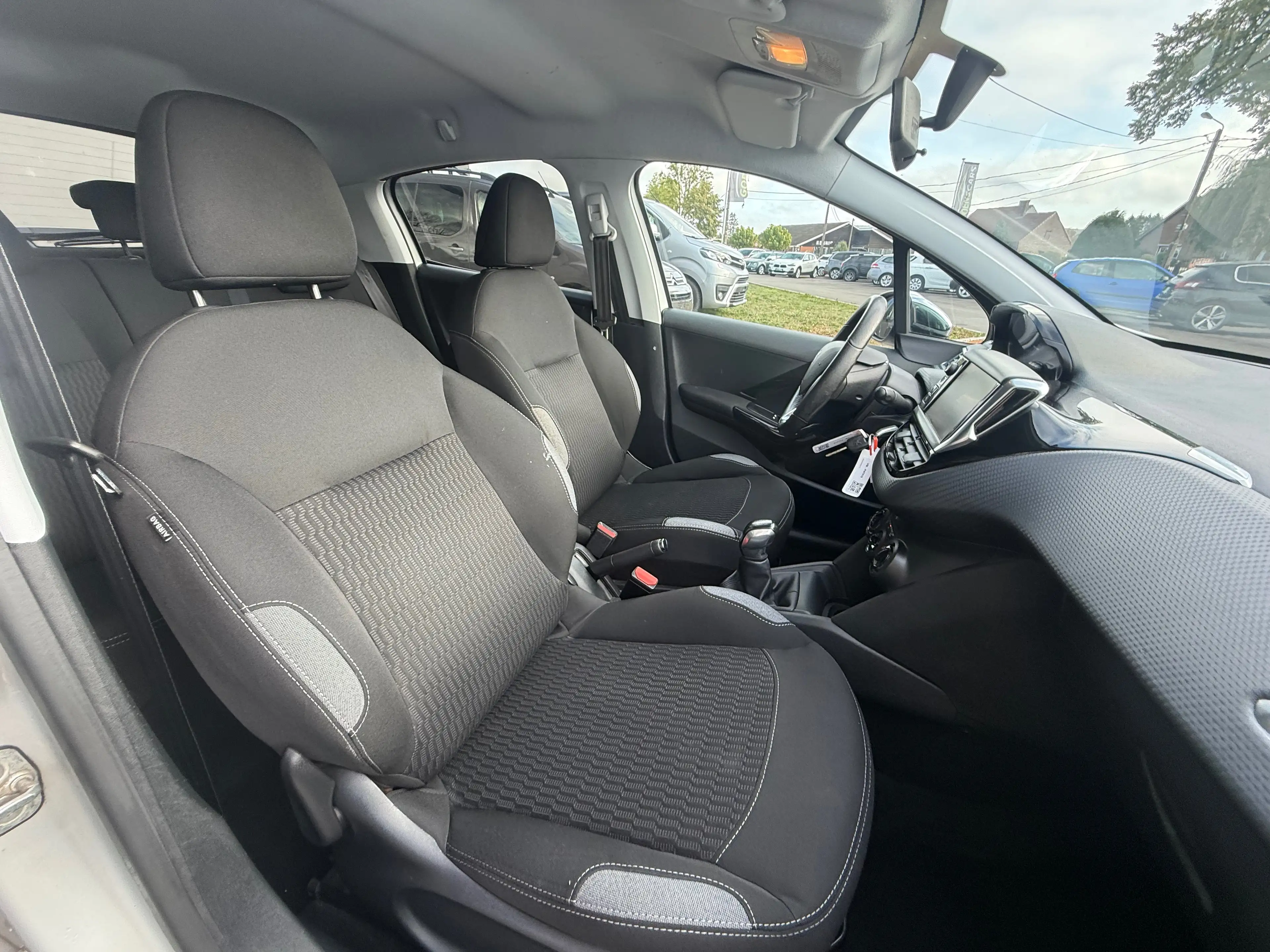 Peugeot 208 208 1.2i STYLE,GPS,CLIM,RADARS,PRÊTE À IMMATRICULER,GARANTIE… — photo 7