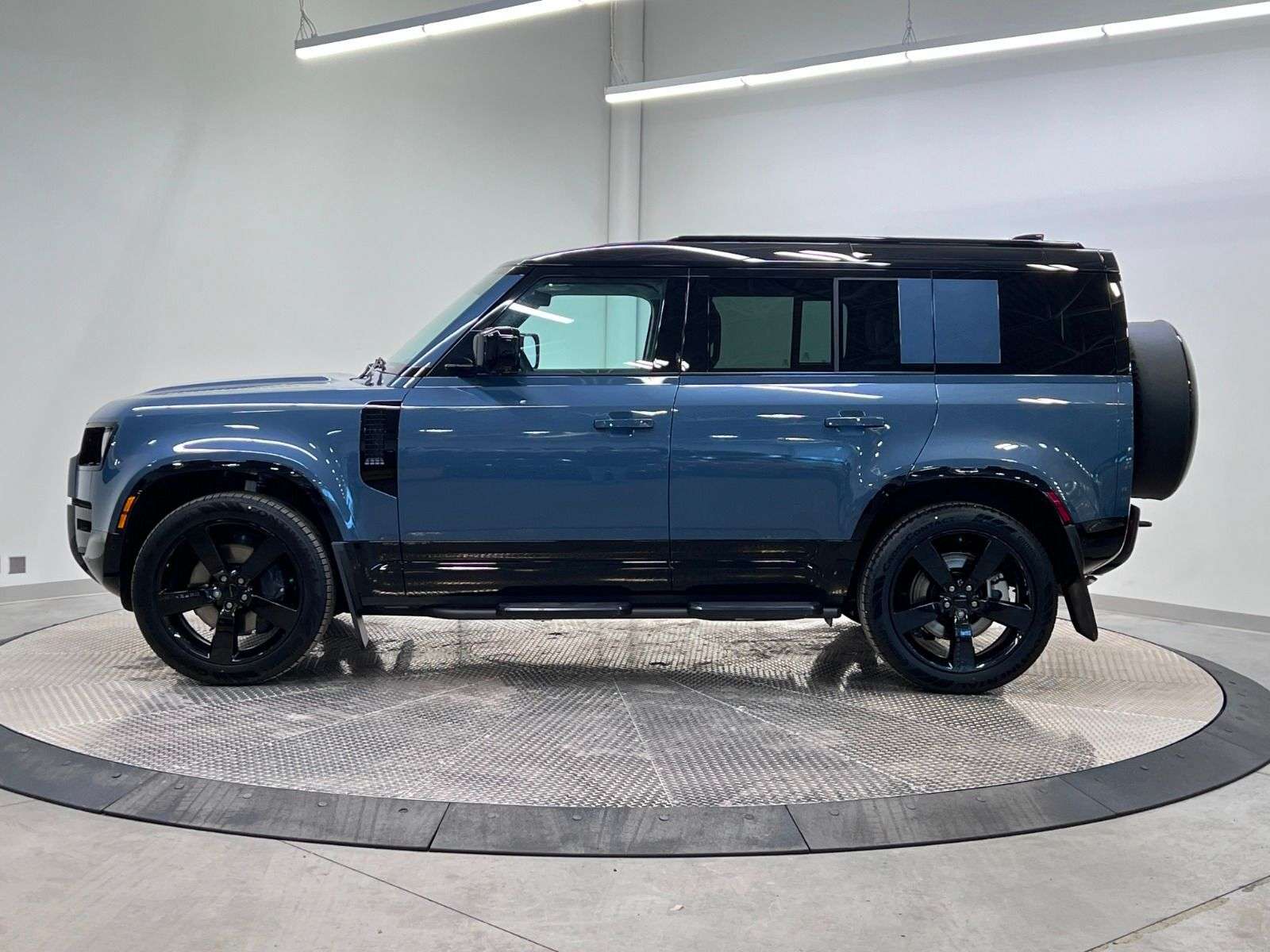 2026 Land Rover Defender 110 P400 X-DYNAMIC SE alt 2