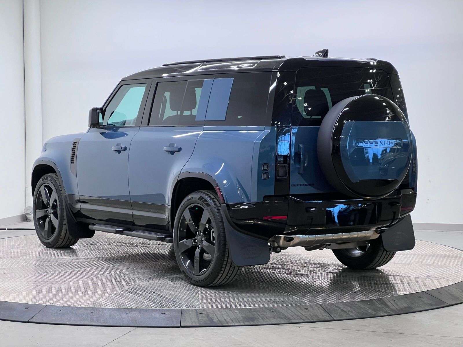 2026 Land Rover Defender 110 P400 X-DYNAMIC SE alt 3