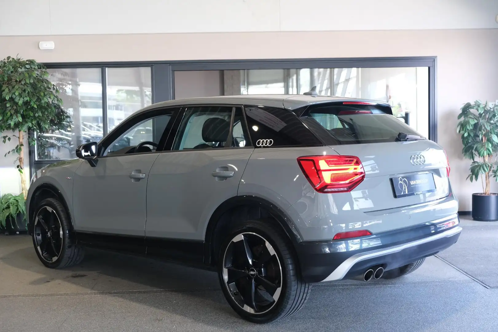 Audi Q2 1.4 TFSI CoD S-tronic S-line Navi Edition 1 Grijs - 2