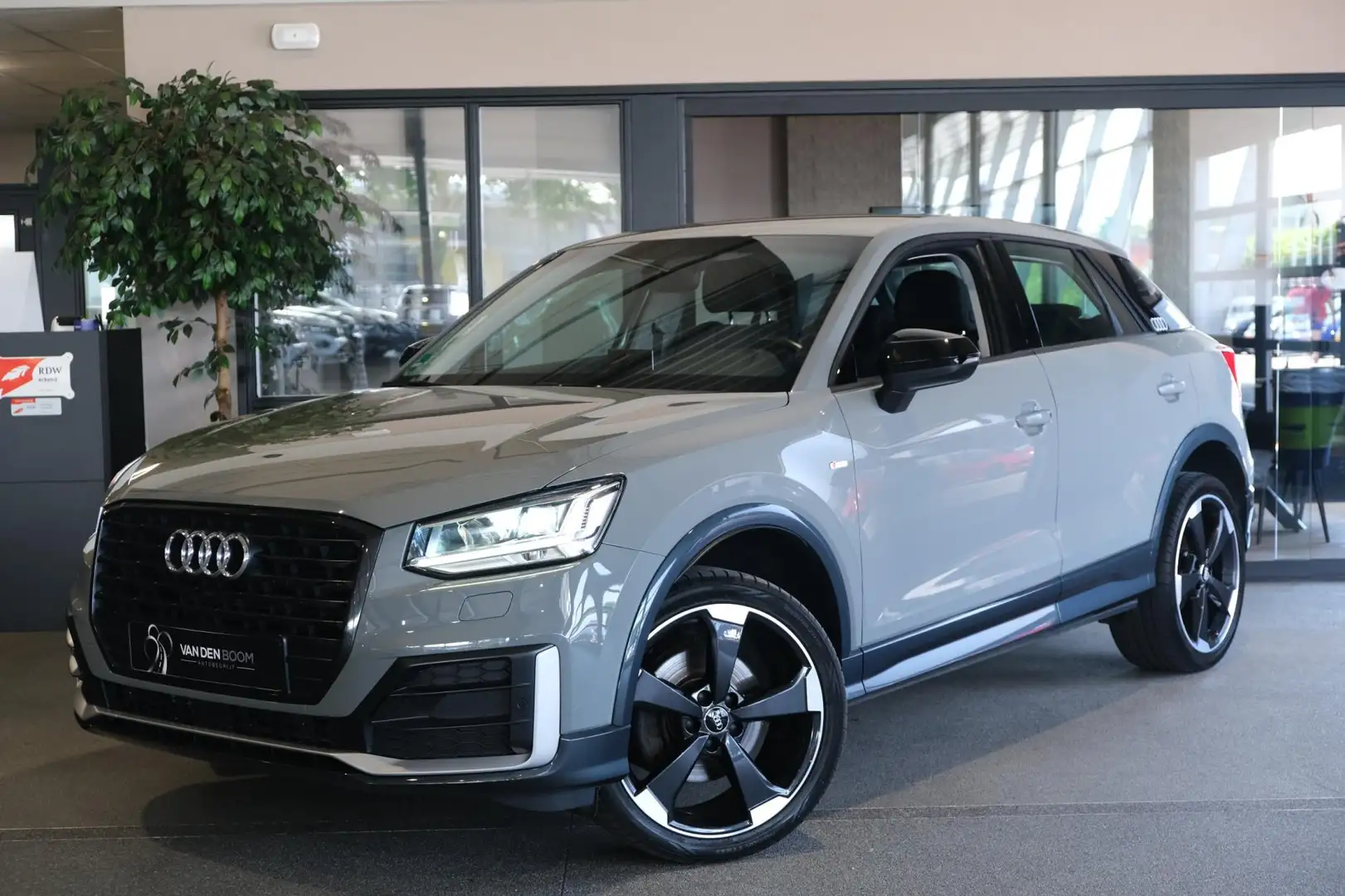 Audi Q2 1.4 TFSI CoD S-tronic S-line Navi Edition 1 Grijs - 1