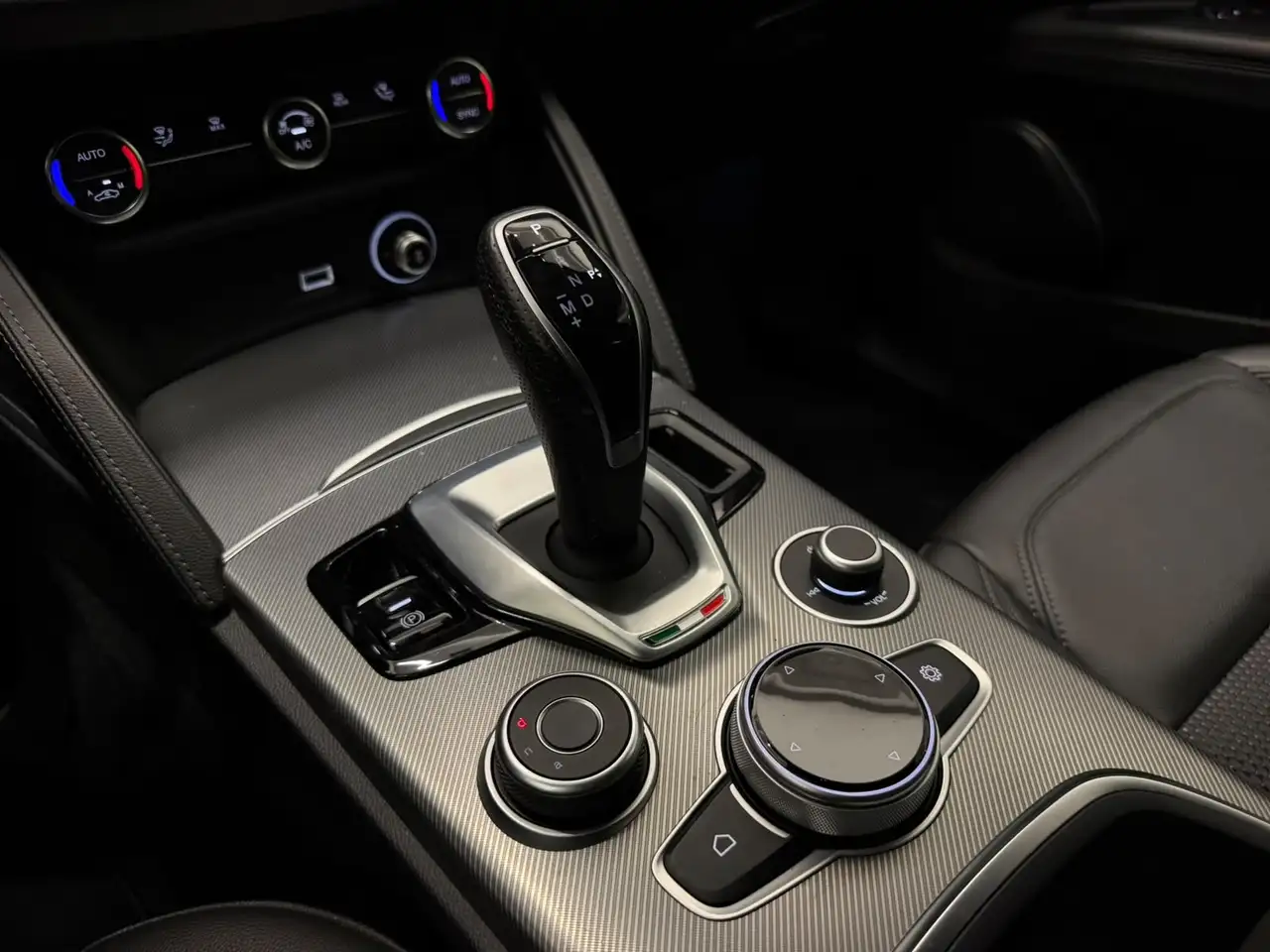 Alfa Romeo Stelvio 2022 — фото 12