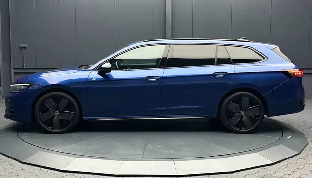 Volkswagen Passat view 2