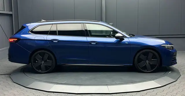 Volkswagen Passat view 6