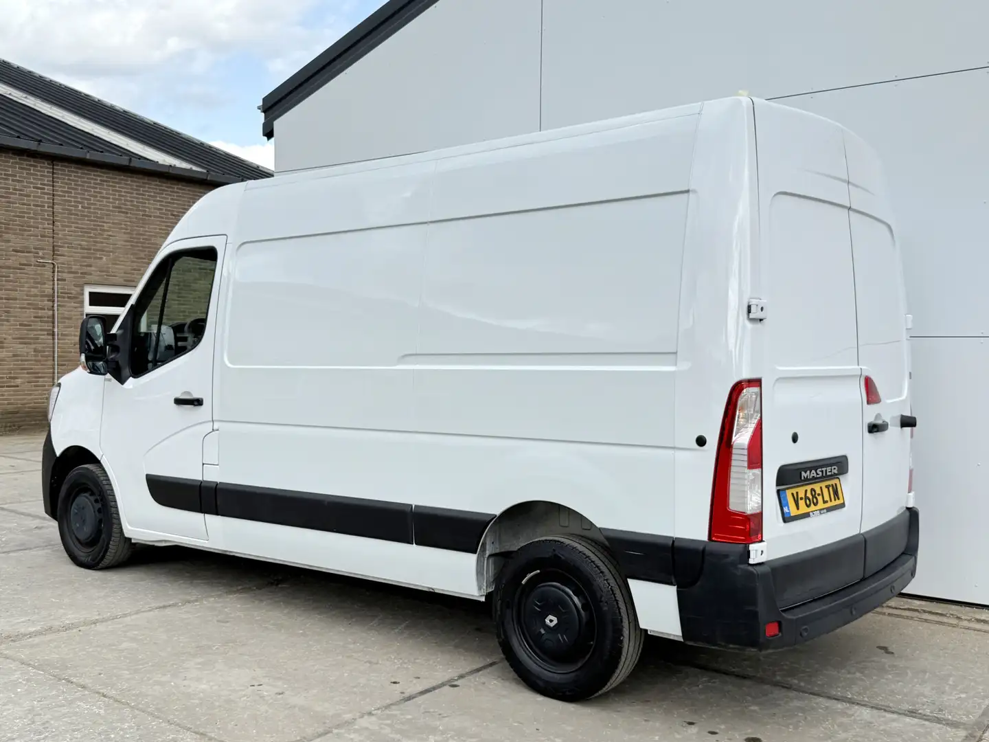 Renault Master T33 2.3 DCI 135PK L2H2 Airco Cruise Control Parkee Wit - 2