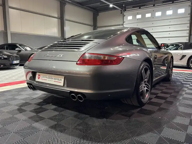 Porsche 911 view 5