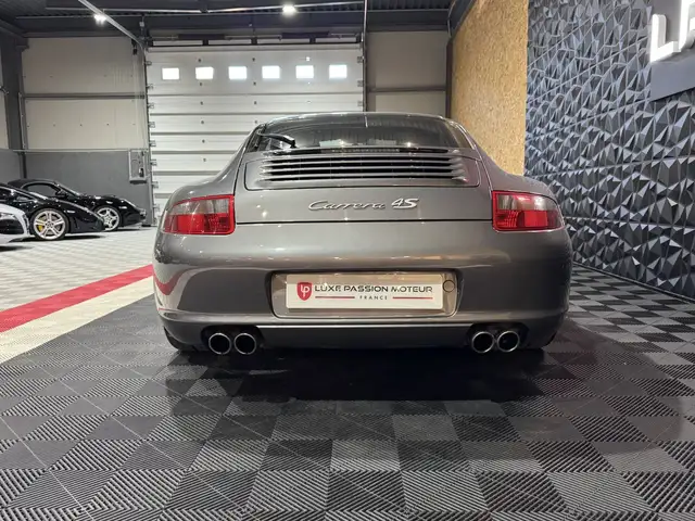 Porsche 911 view 4