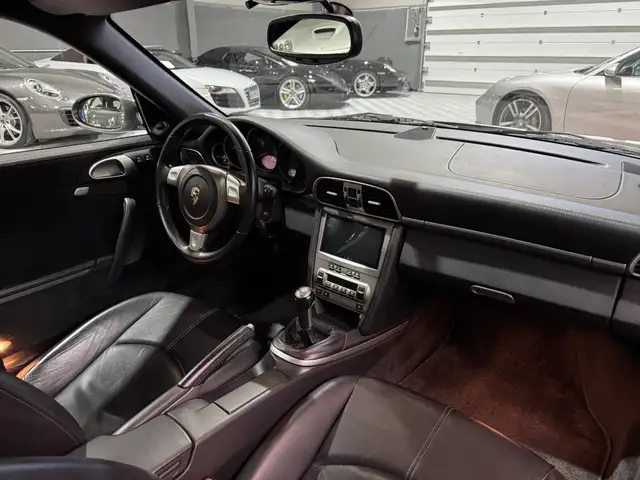 Porsche 911 view 7