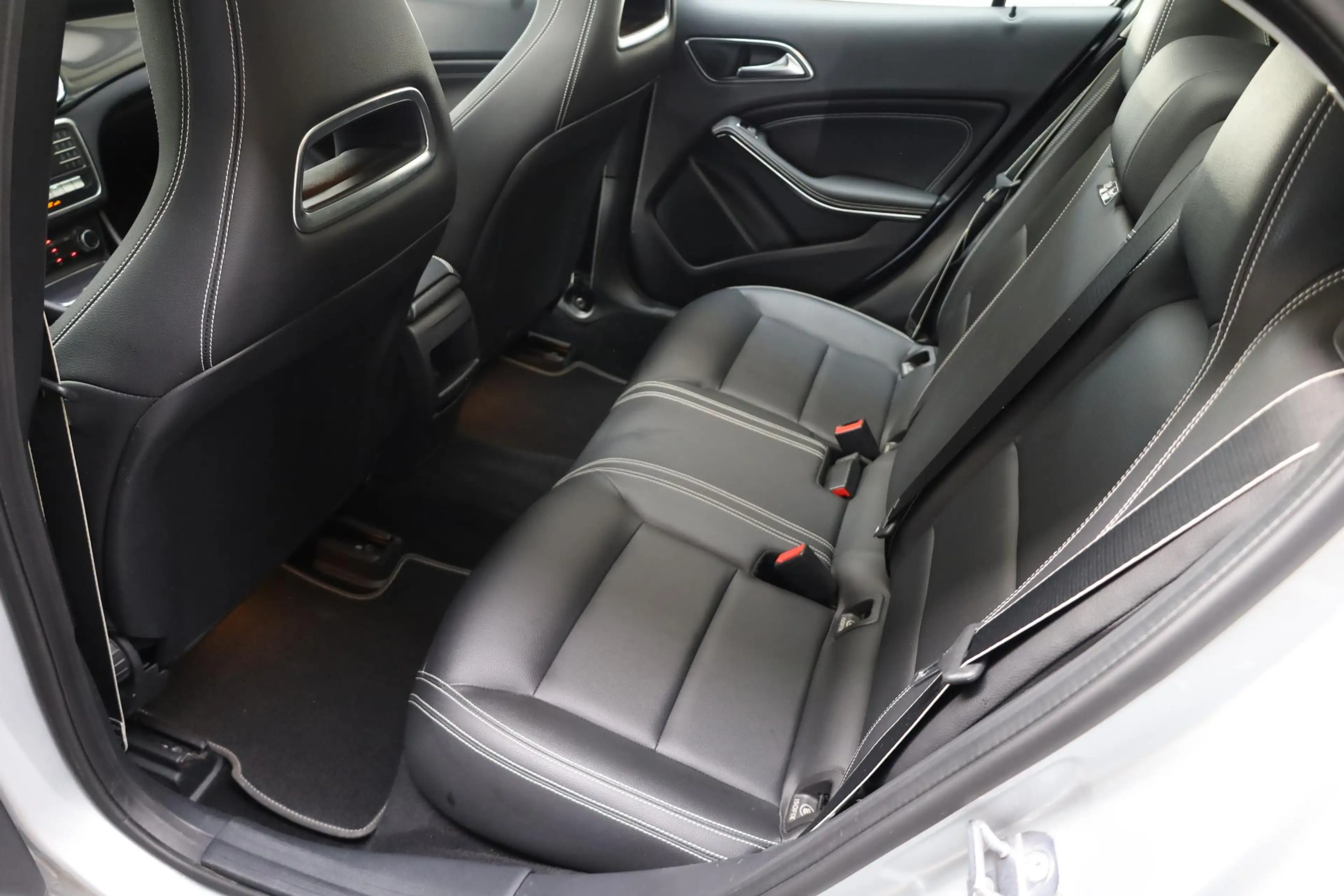 Mercedes-Benz GLA 180 AMG Night Upgrade PANO TREKHAAK-AFN LEER STOELVERW — photo 10