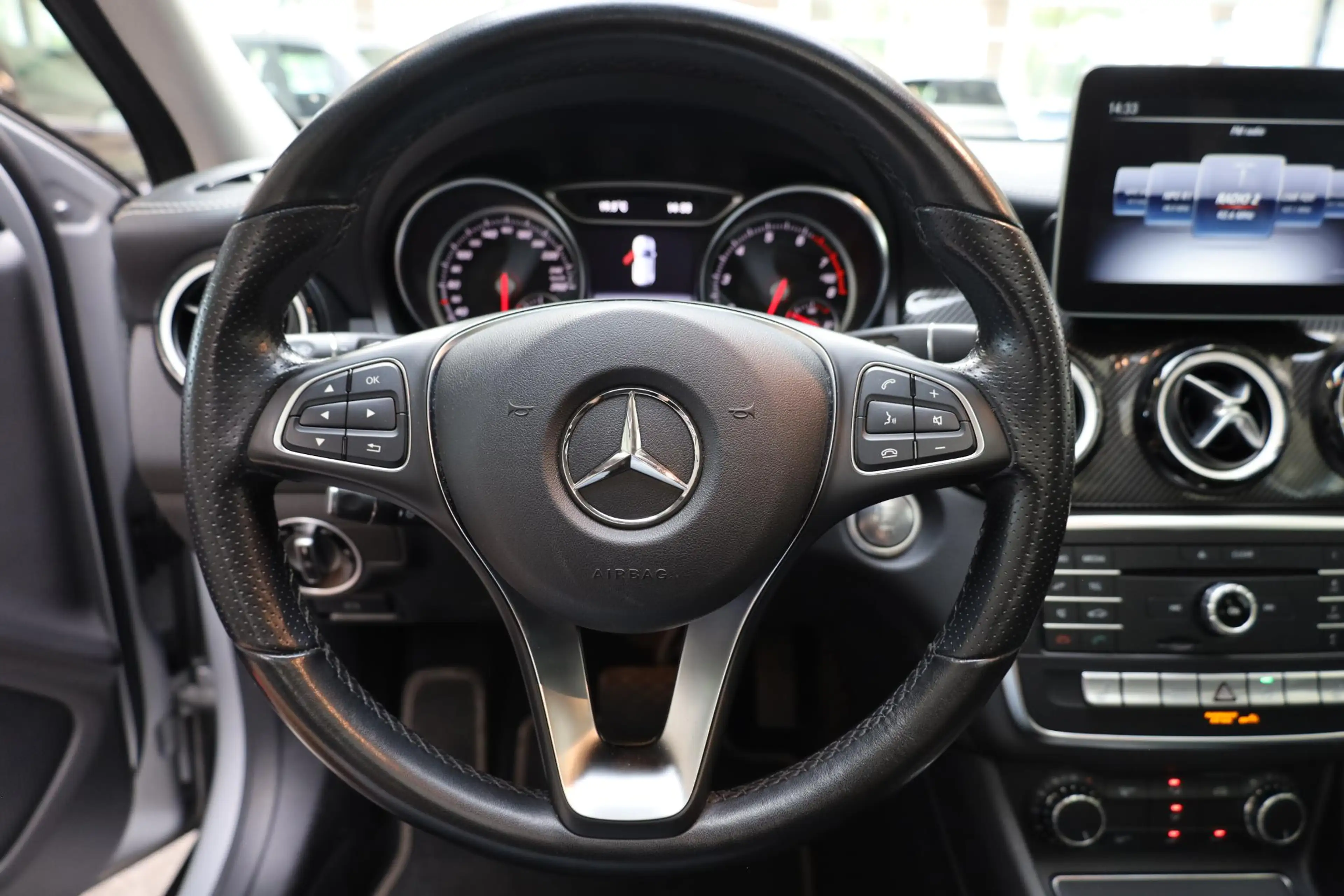 Mercedes-Benz GLA 180 AMG Night Upgrade PANO TREKHAAK-AFN LEER STOELVERW — photo 17