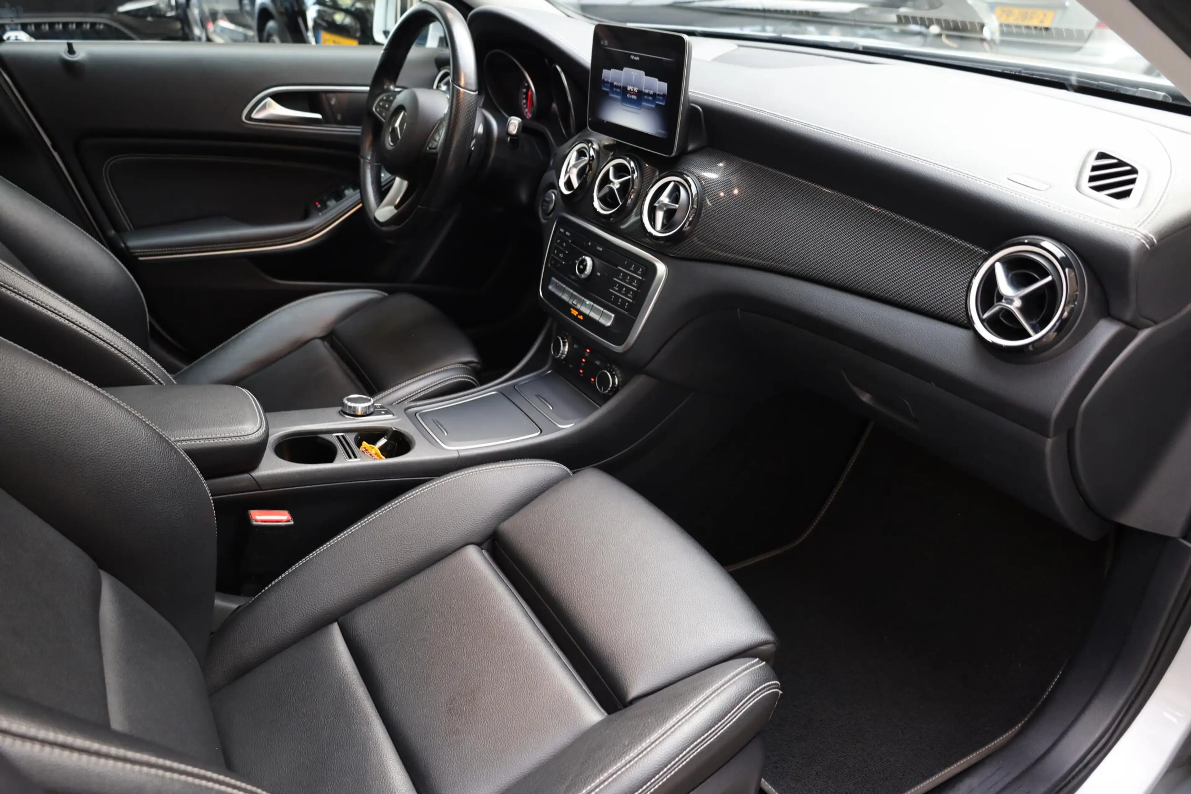 Mercedes-Benz GLA 180 AMG Night Upgrade PANO TREKHAAK-AFN LEER STOELVERW — photo 34