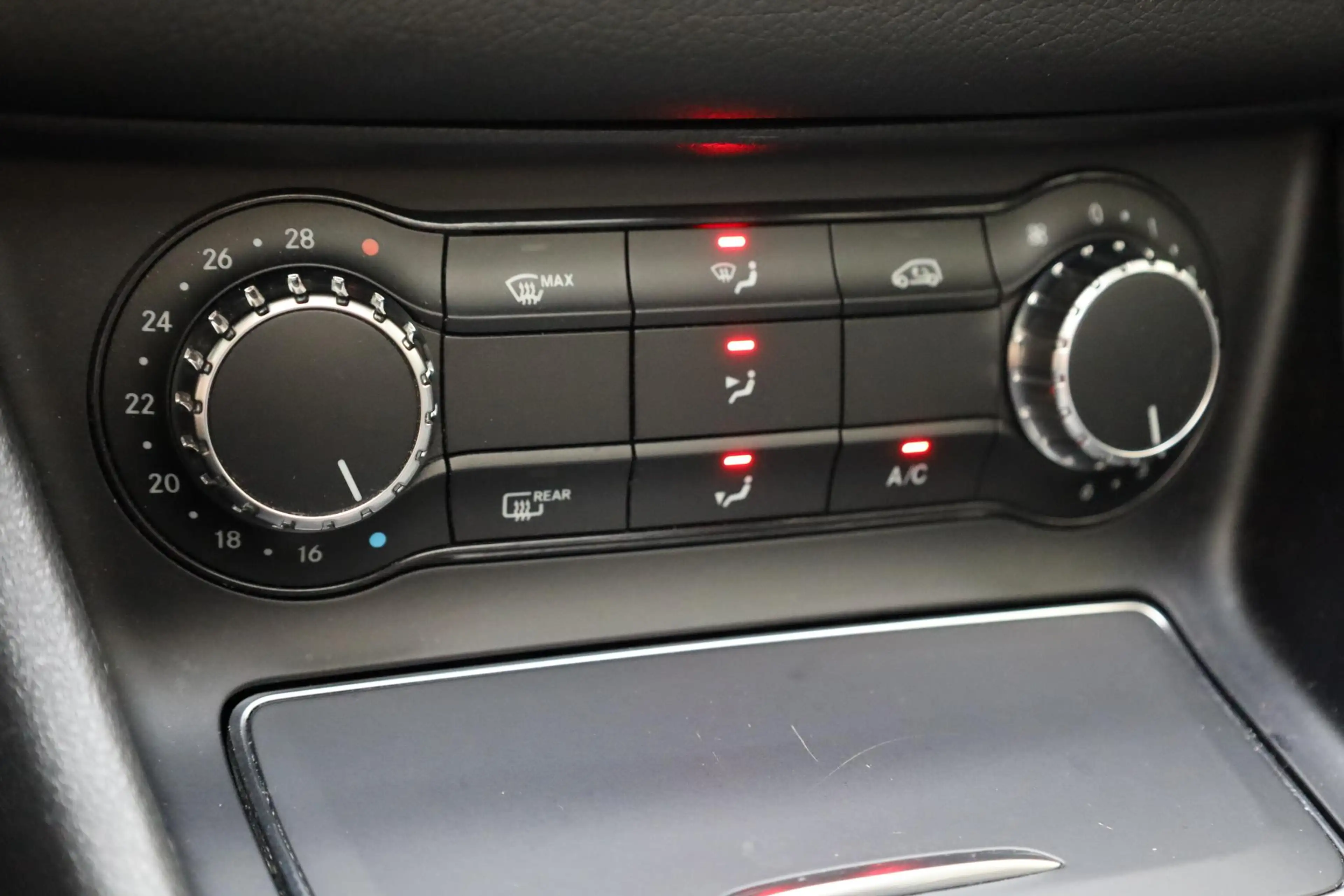 Mercedes-Benz GLA 180 AMG Night Upgrade PANO TREKHAAK-AFN LEER STOELVERW — photo 23