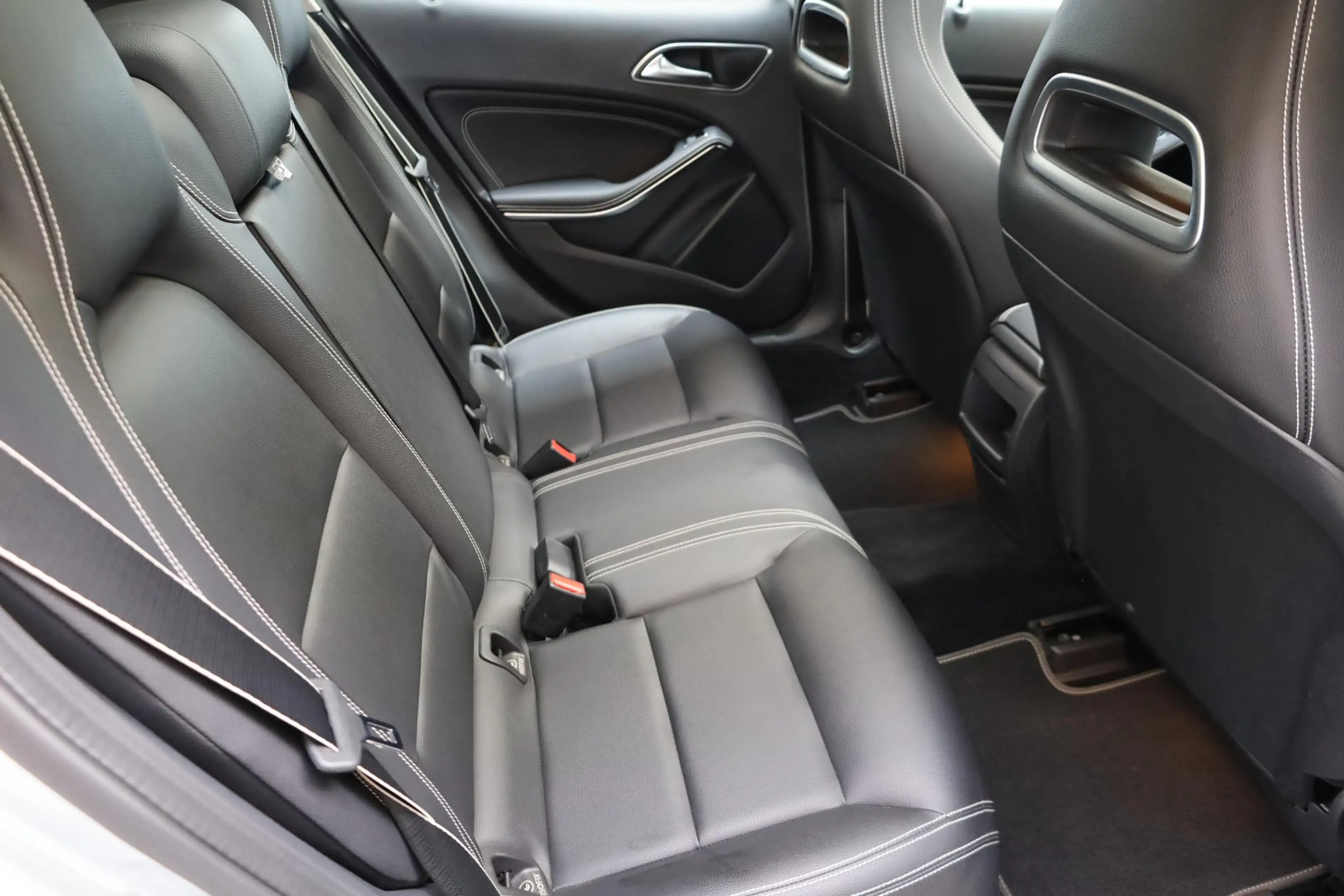 Mercedes-Benz GLA 180 AMG Night Upgrade PANO TREKHAAK-AFN LEER STOELVERW — photo 35