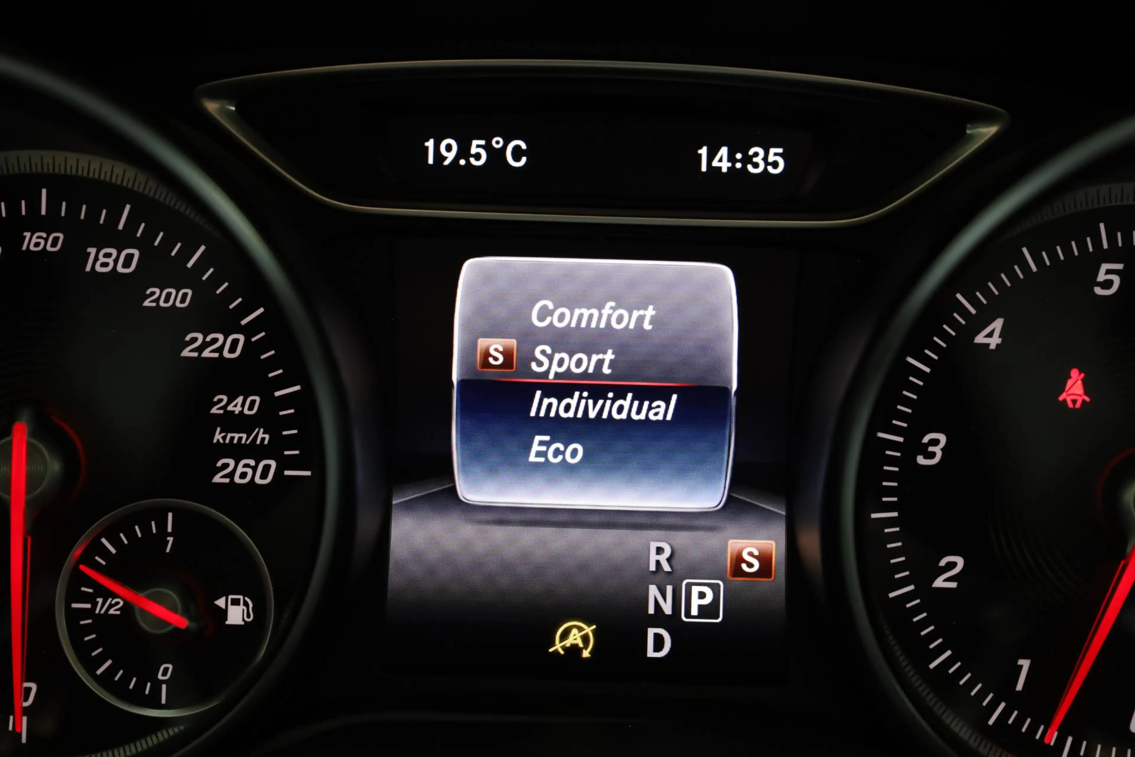 Mercedes-Benz GLA 180 AMG Night Upgrade PANO TREKHAAK-AFN LEER STOELVERW — photo 32