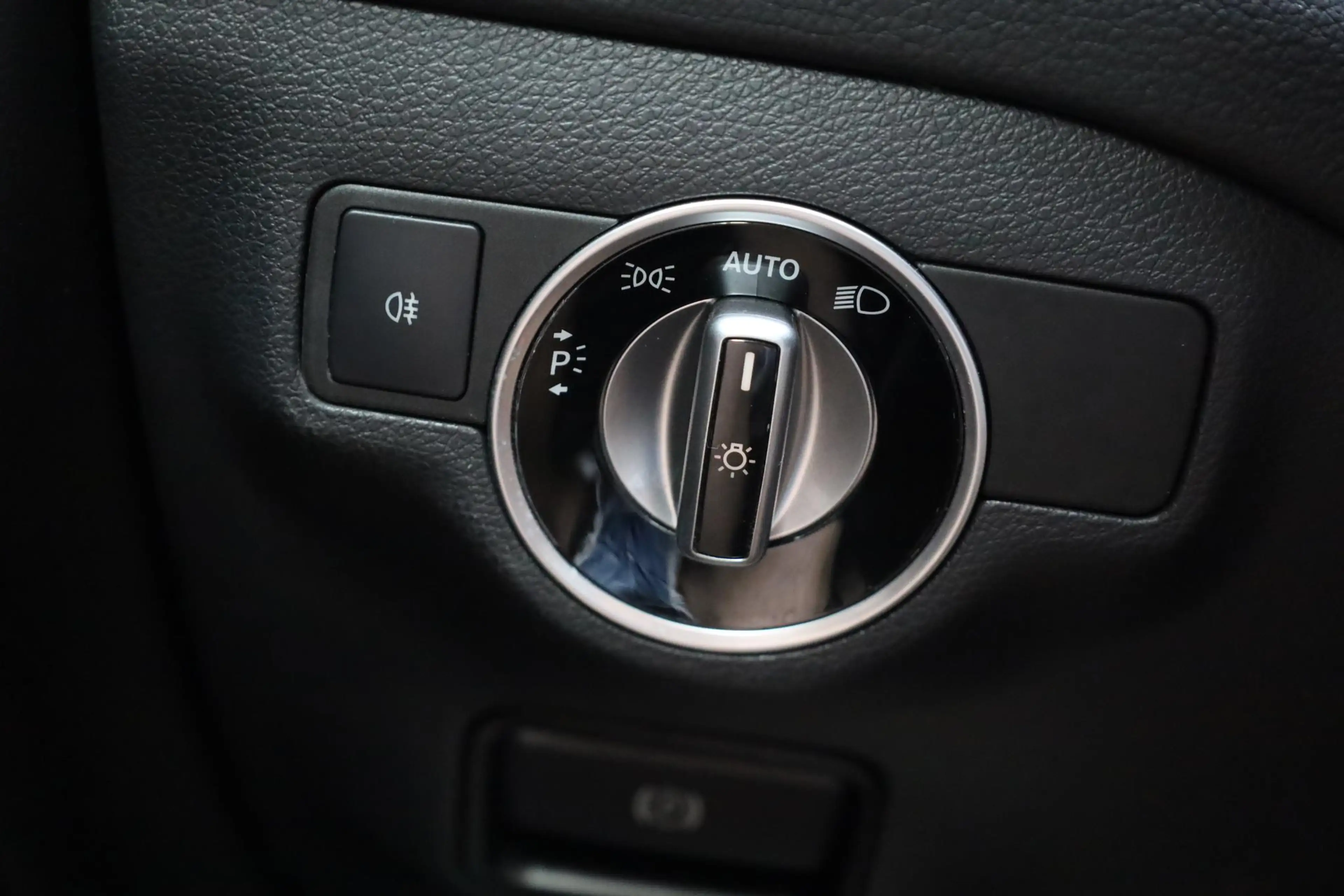 Mercedes-Benz GLA 180 AMG Night Upgrade PANO TREKHAAK-AFN LEER STOELVERW — photo 25