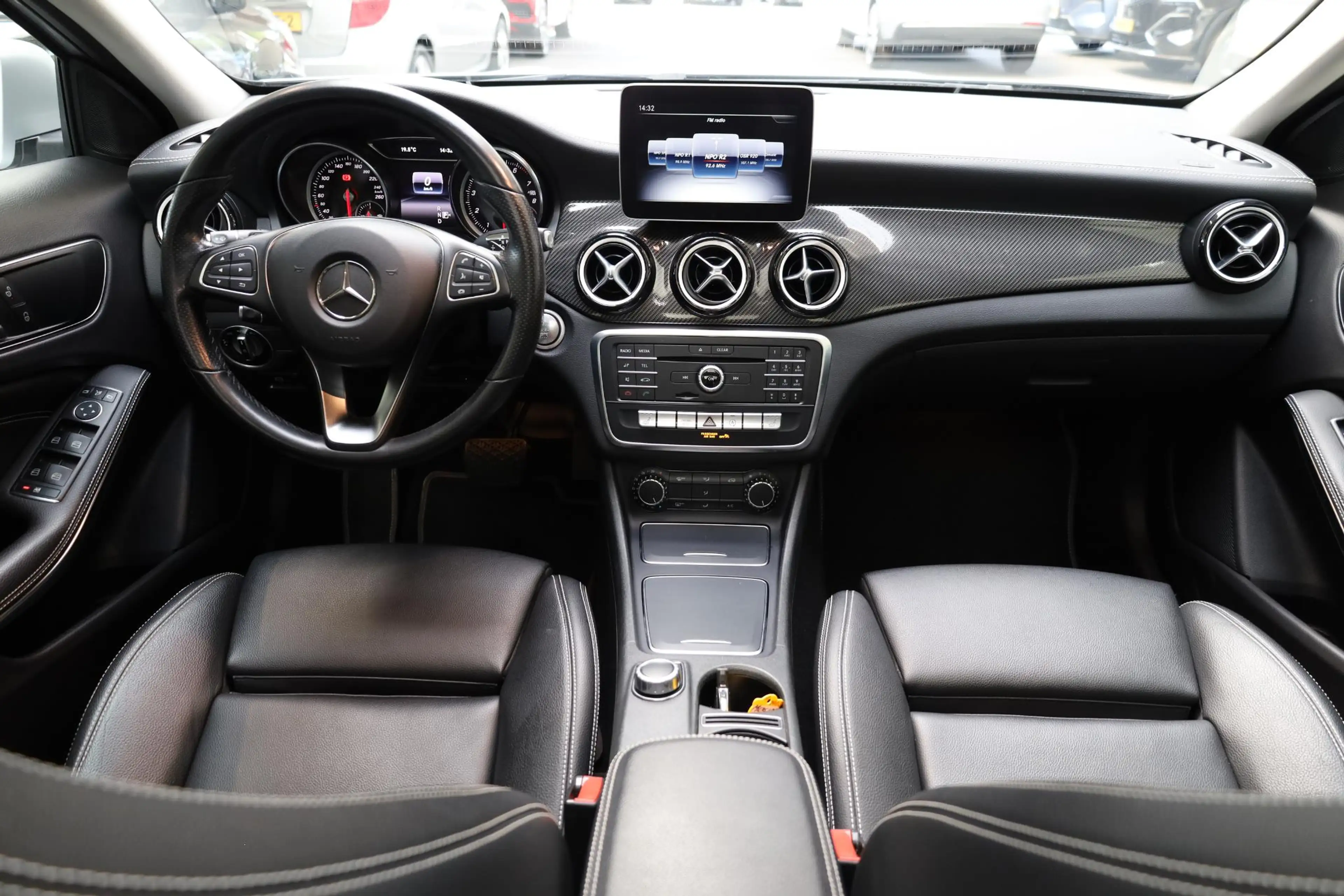 Mercedes-Benz GLA 180 AMG Night Upgrade PANO TREKHAAK-AFN LEER STOELVERW — photo 7