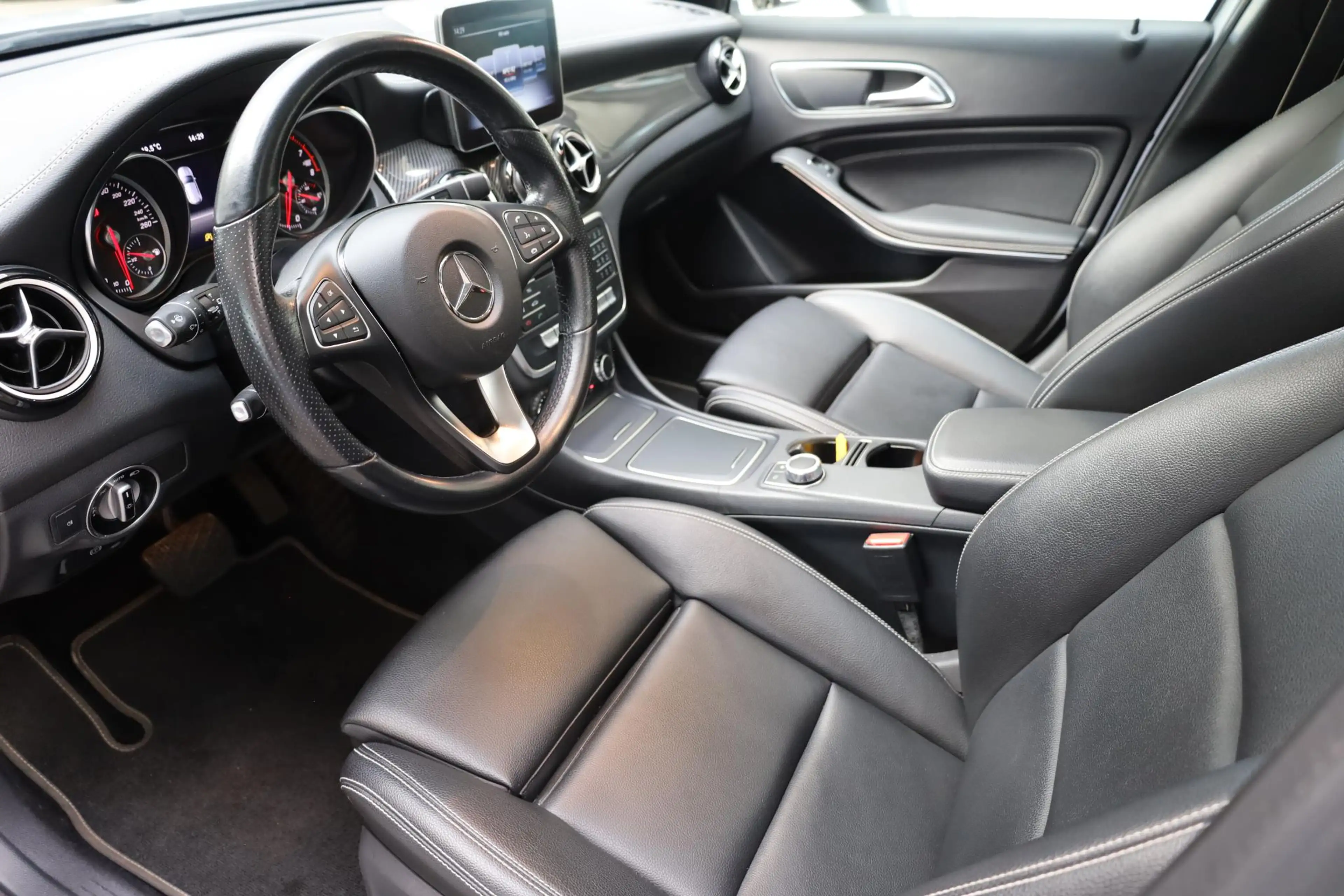 Mercedes-Benz GLA 180 AMG Night Upgrade PANO TREKHAAK-AFN LEER STOELVERW — photo 8