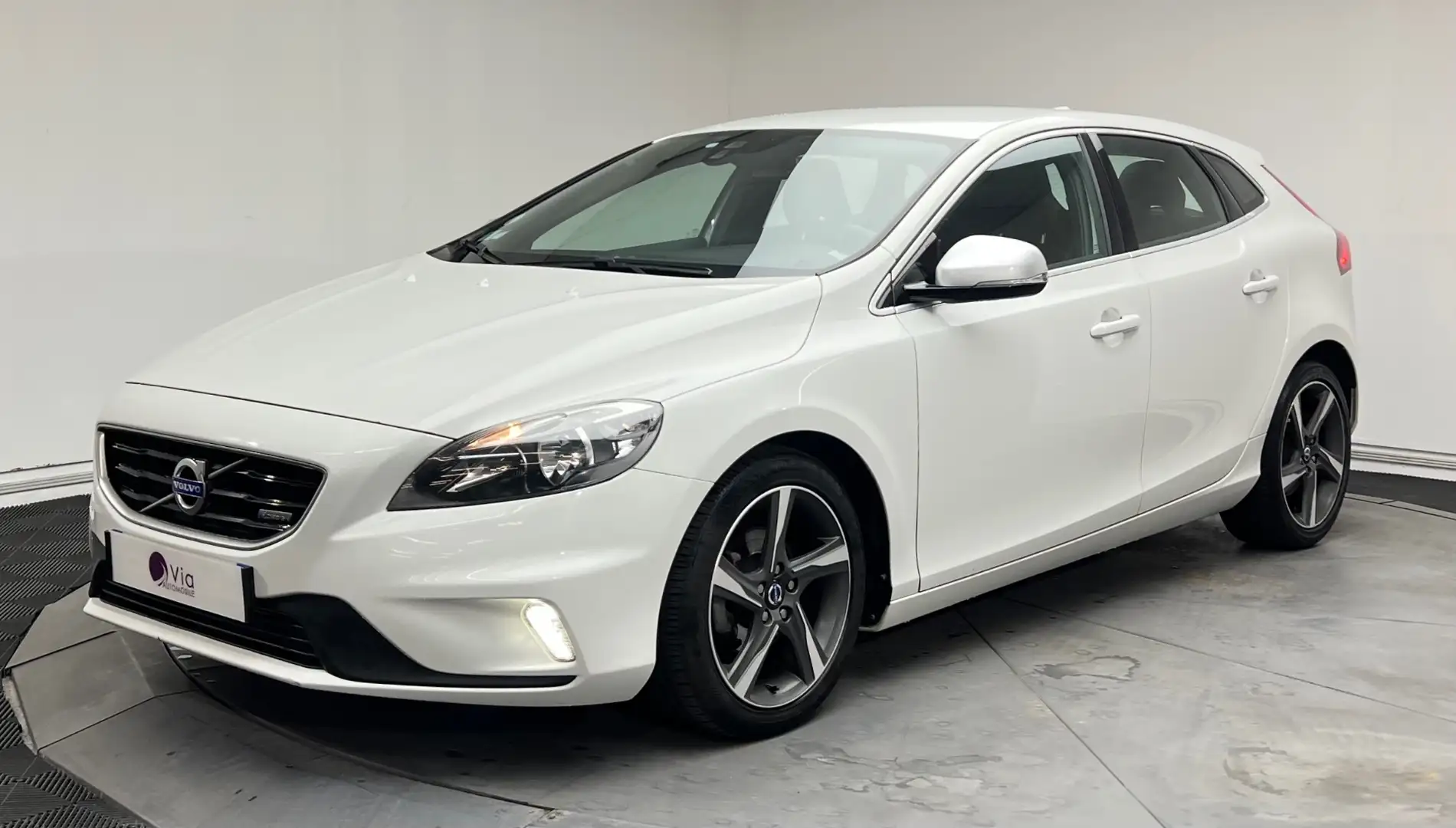 Volvo V40 D2 115 ch R-Design - Distrib Ok - Suivi Complet Blanc - 1