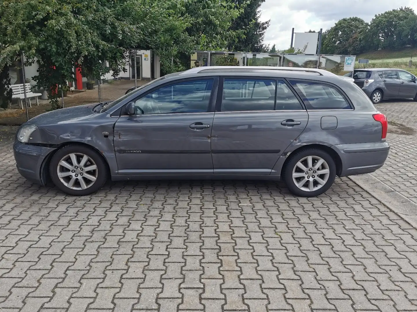 Toyota Avensis Kombi 2.0 EU3 D-4D Executive SHZ+BEH WSS Grijs - 2