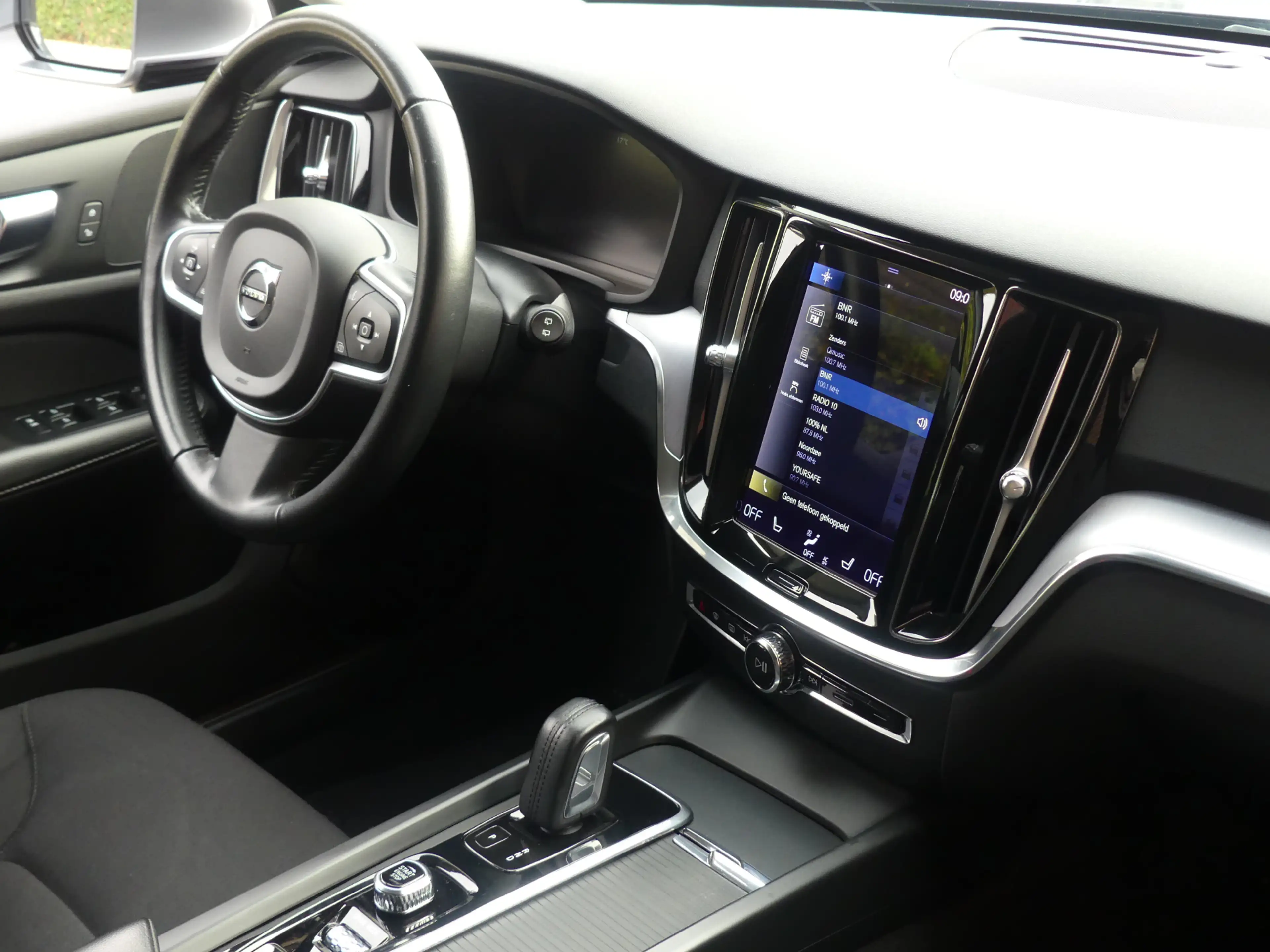 Volvo V60 2.0 B4 Momentum Trekhaak/LED/PDC/Navigatie — photo 2