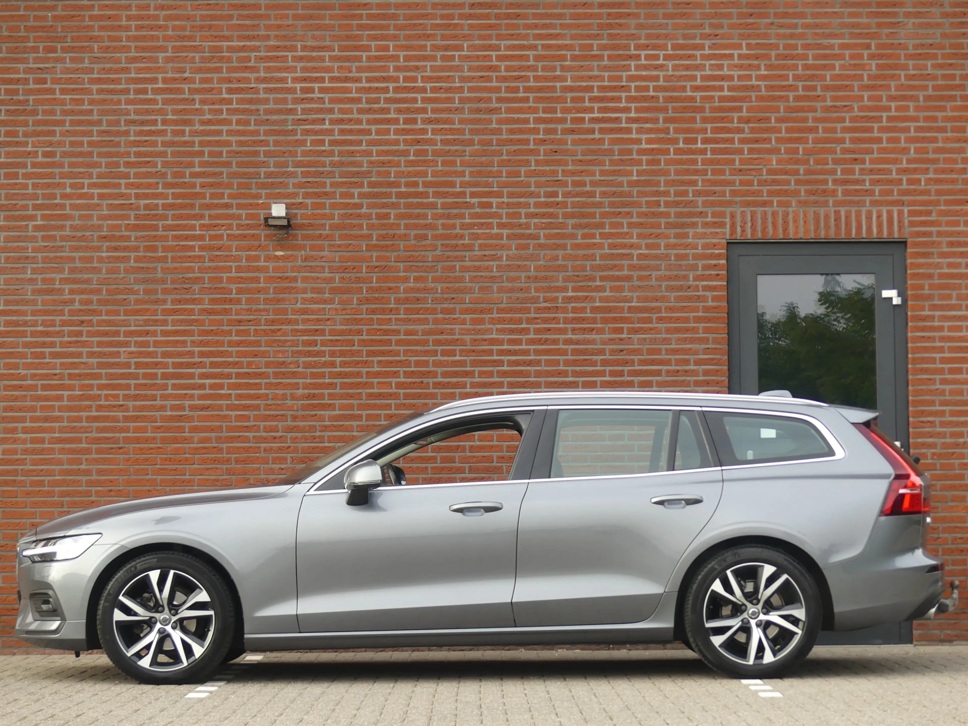 Volvo V60 2.0 B4 Momentum Trekhaak/LED/PDC/Navigatie — photo 3