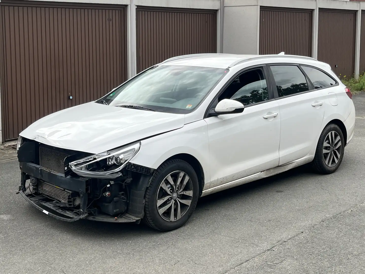 Hyundai i30 Family + 1.6 CRDI NAVI ANHÄNG. FAHRASSISTENZ - 1