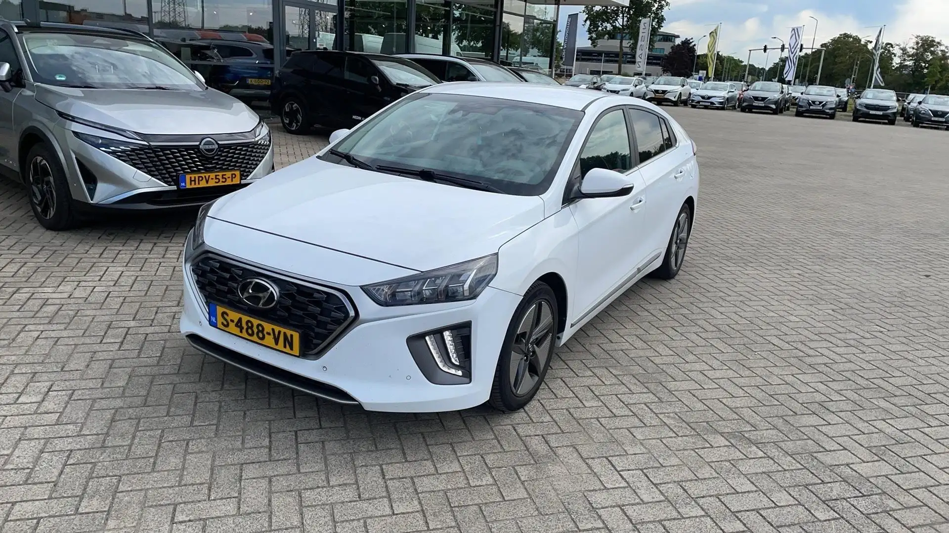 Hyundai IONIQ 1.6 GDi Premium - Plus Design Wit - 1