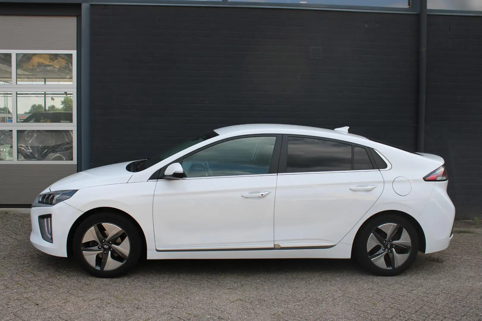 Hyundai IONIQ 1.6 GDi Premium - Plus Design Hybride | Automaat | Wit - 2