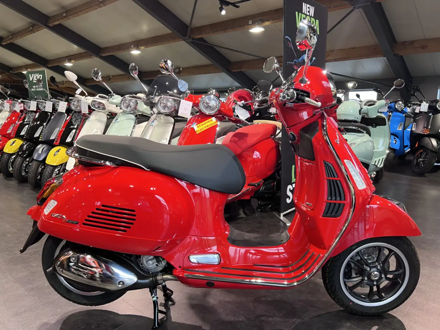 Vespa GTS Super 310 Rood - 1