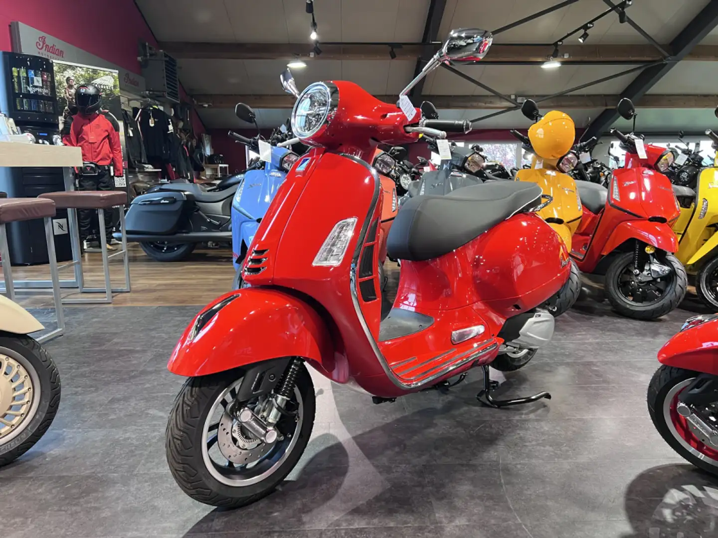 Vespa GTS Super 310 Rood - 2