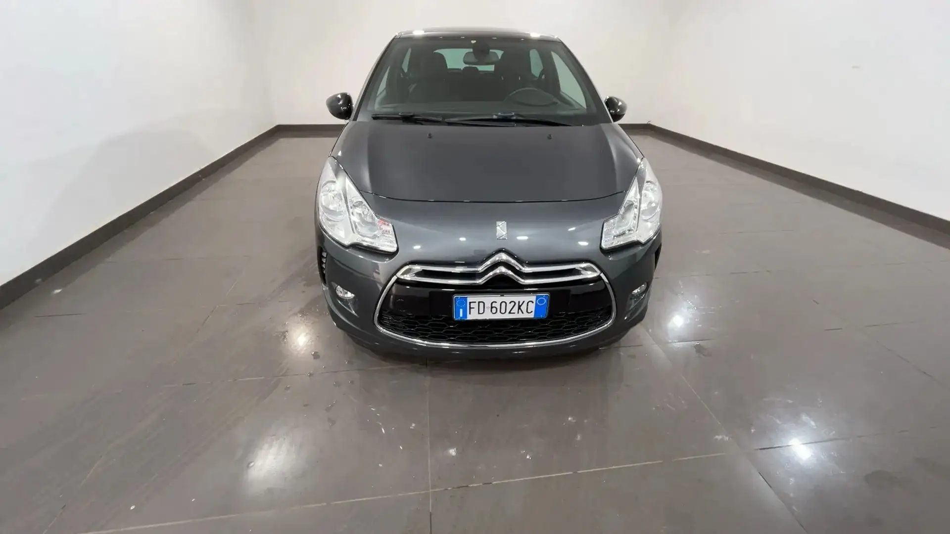 Citroen DS3 DS3 1.6 e-hdi So Chic 75cv Gris - 2