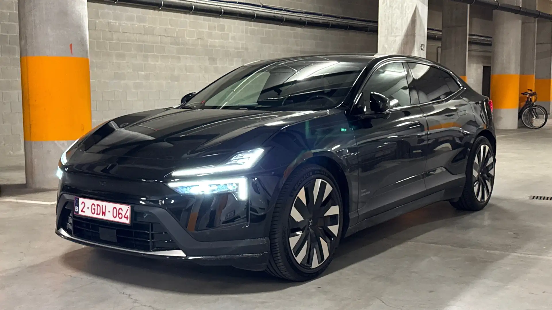 Polestar 4 100 kWh Long Range Dual Motor crna - 1