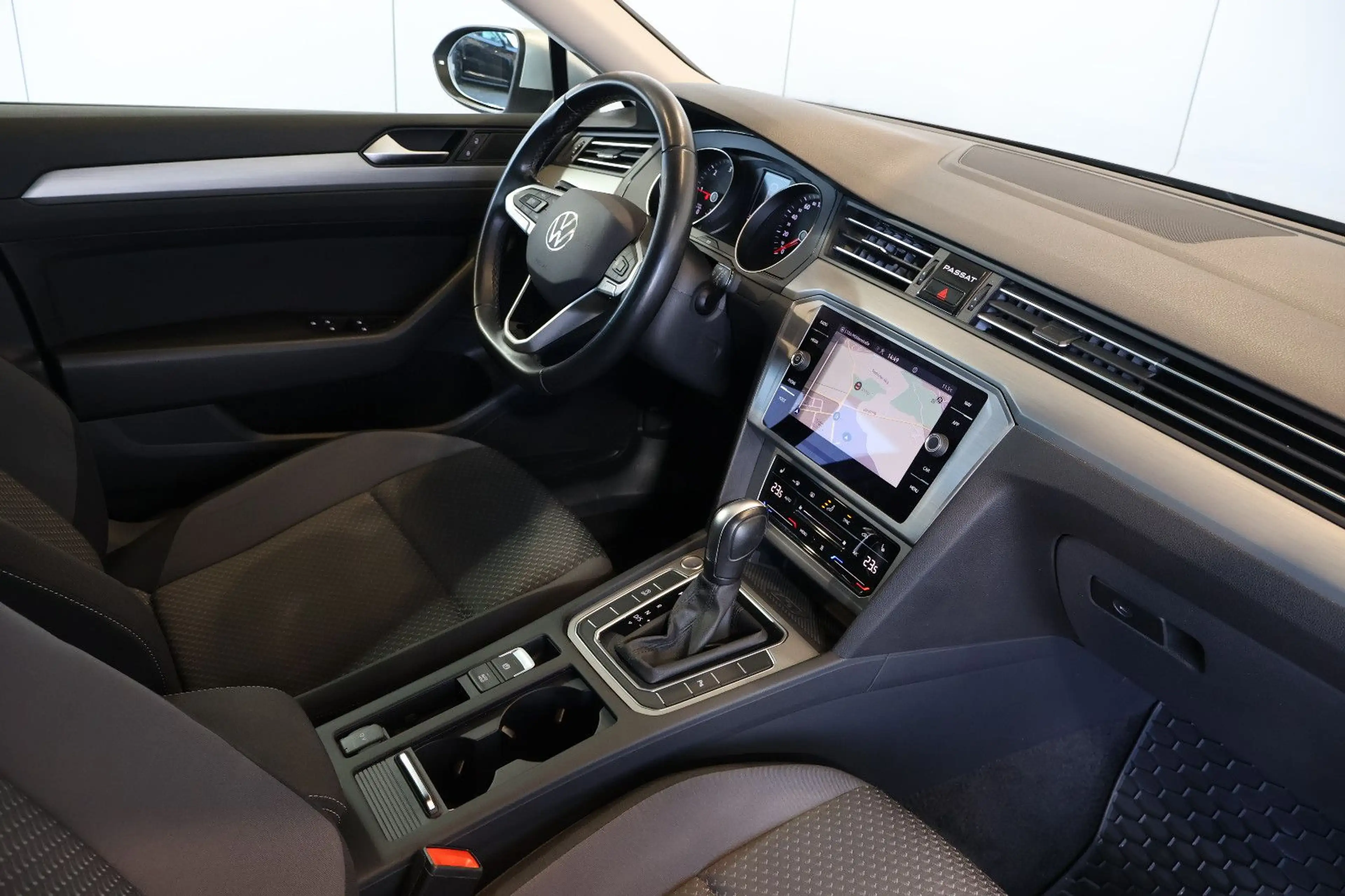 Volkswagen Passat Variant 2.0 TDI CARPLAY+LED+KAM+AHK — photo 12
