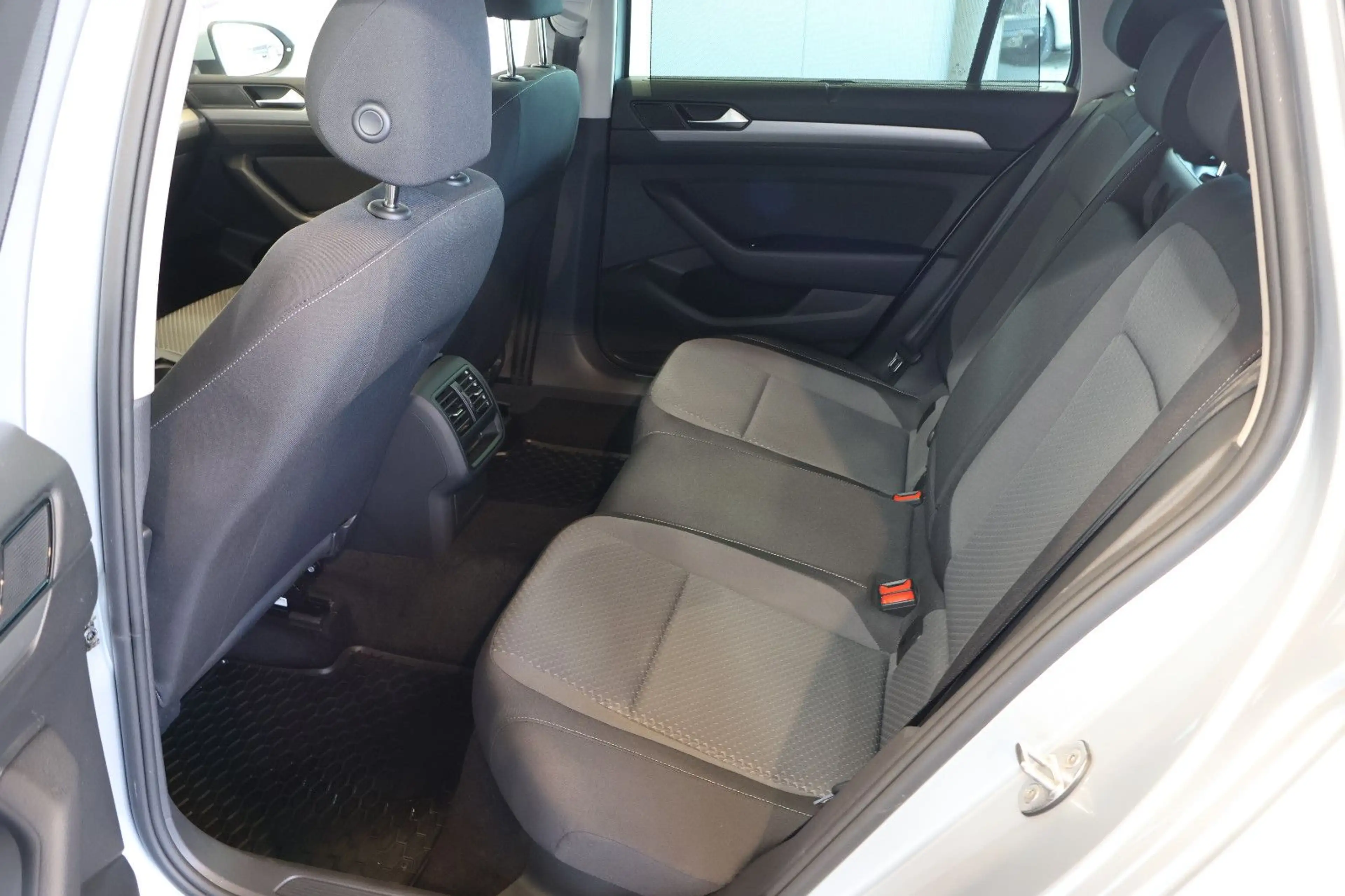 Volkswagen Passat Variant 2.0 TDI CARPLAY+LED+KAM+AHK — photo 11