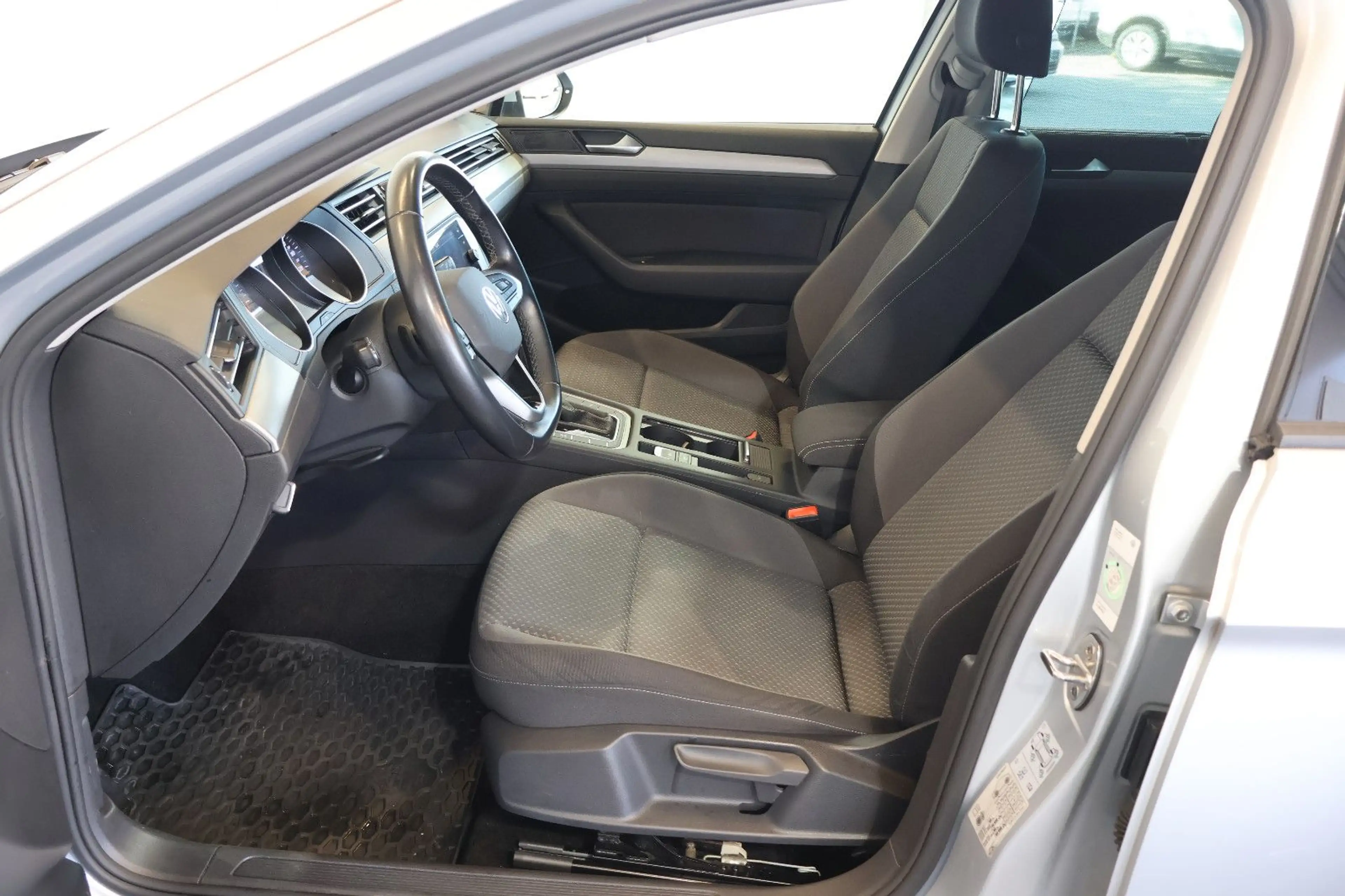 Volkswagen Passat Variant 2.0 TDI CARPLAY+LED+KAM+AHK — photo 10