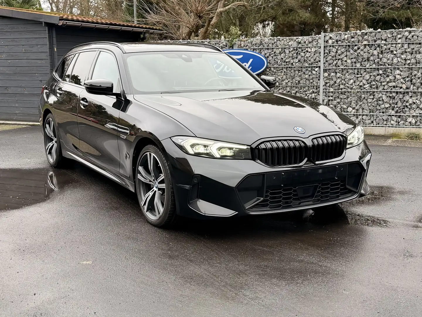 BMW 330 330e xDrive M-PACK /PANO / LEDER / NAVI / 19" Noir - 1