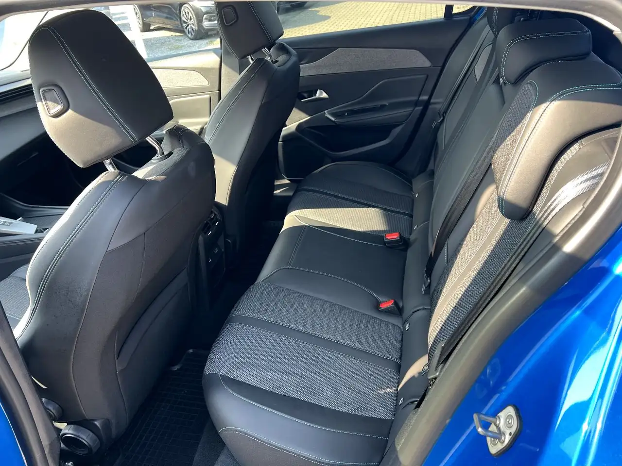 Peugeot 308 1.2 PureTech 130 Allure *LED Navi Leder DAB* 12
