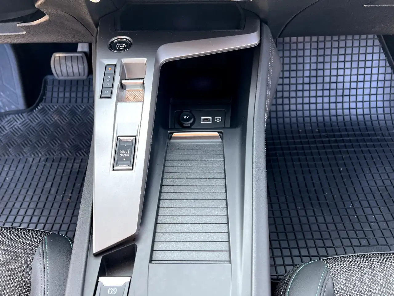 Peugeot 308 1.2 PureTech 130 Allure *LED Navi Leder DAB* 22