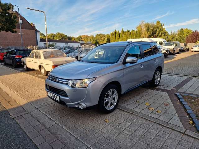Imagine Mitsubishi Outlander Instyle 4WD 2.2 DI-D*7-Sitzer*AHK*NAVI