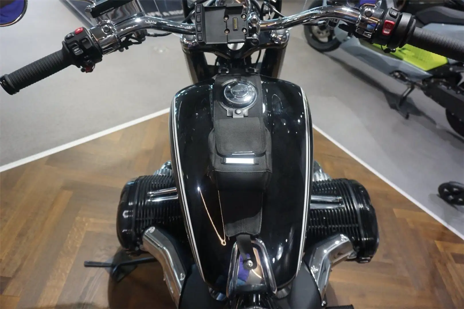 BMW R 1 8 First Edition Negro - 2