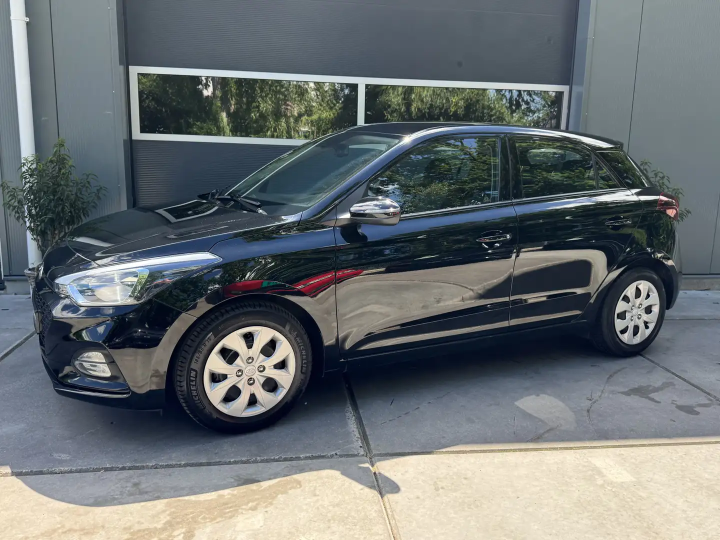 Hyundai i20 1.0 T-GDI 100pk Automaat Comfort Camera Climate Co Zwart - 2