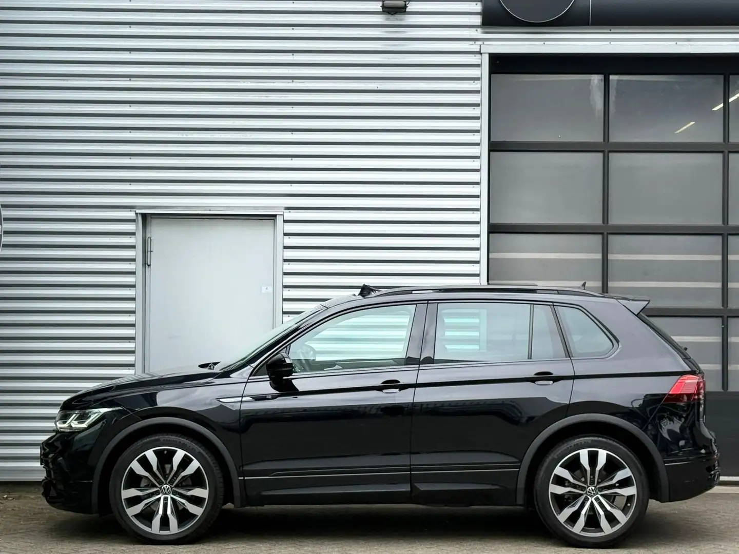 Volkswagen Tiguan 1.5 TSI 3X R-Line|PANO|ACC|360 CAMERA|SFEERVERLICH Zwart - 2