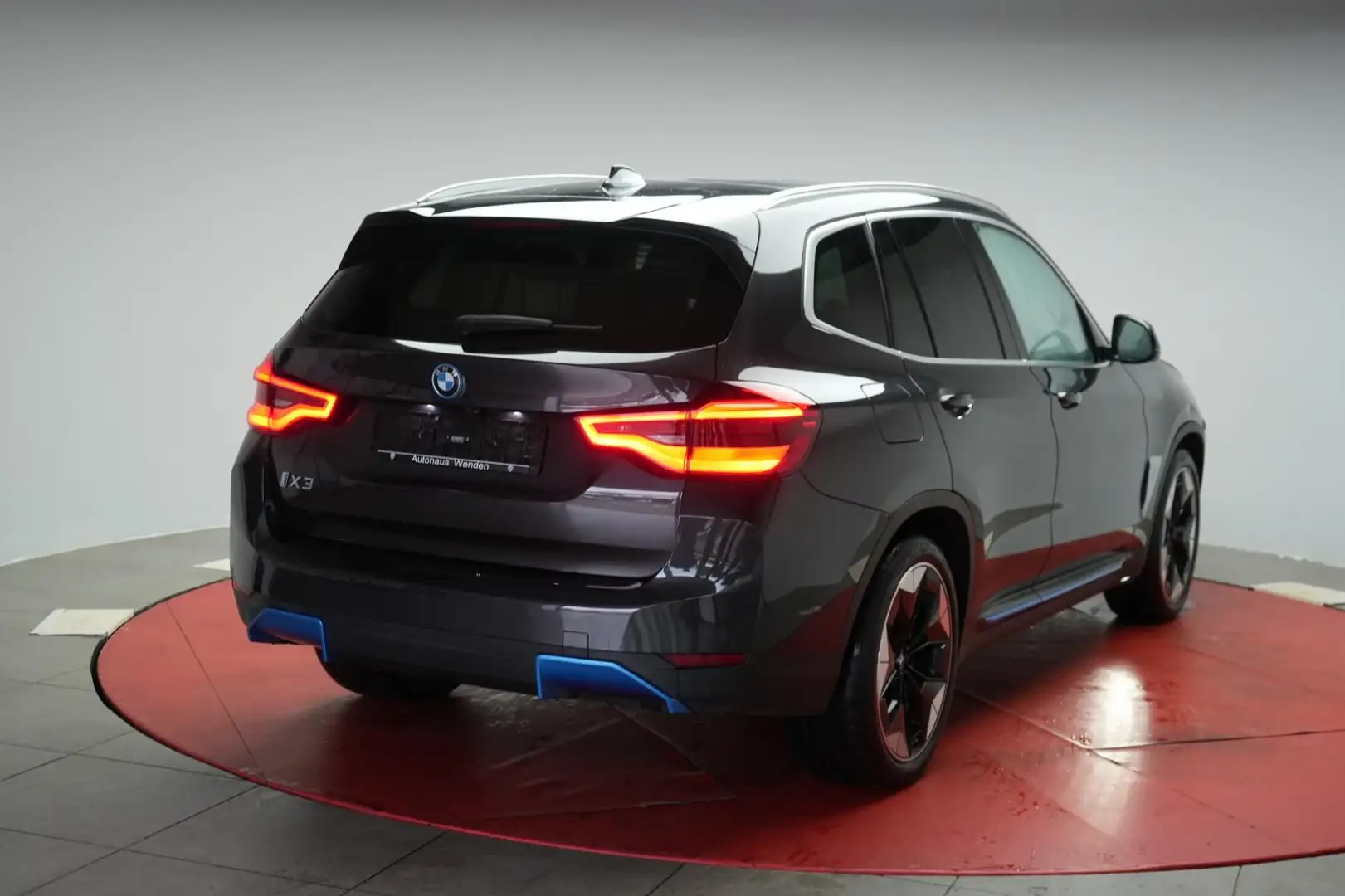 BMW iX3 Impressive Navi/Leder/ACC/Kamera/Virtual/HUD Grau - 2