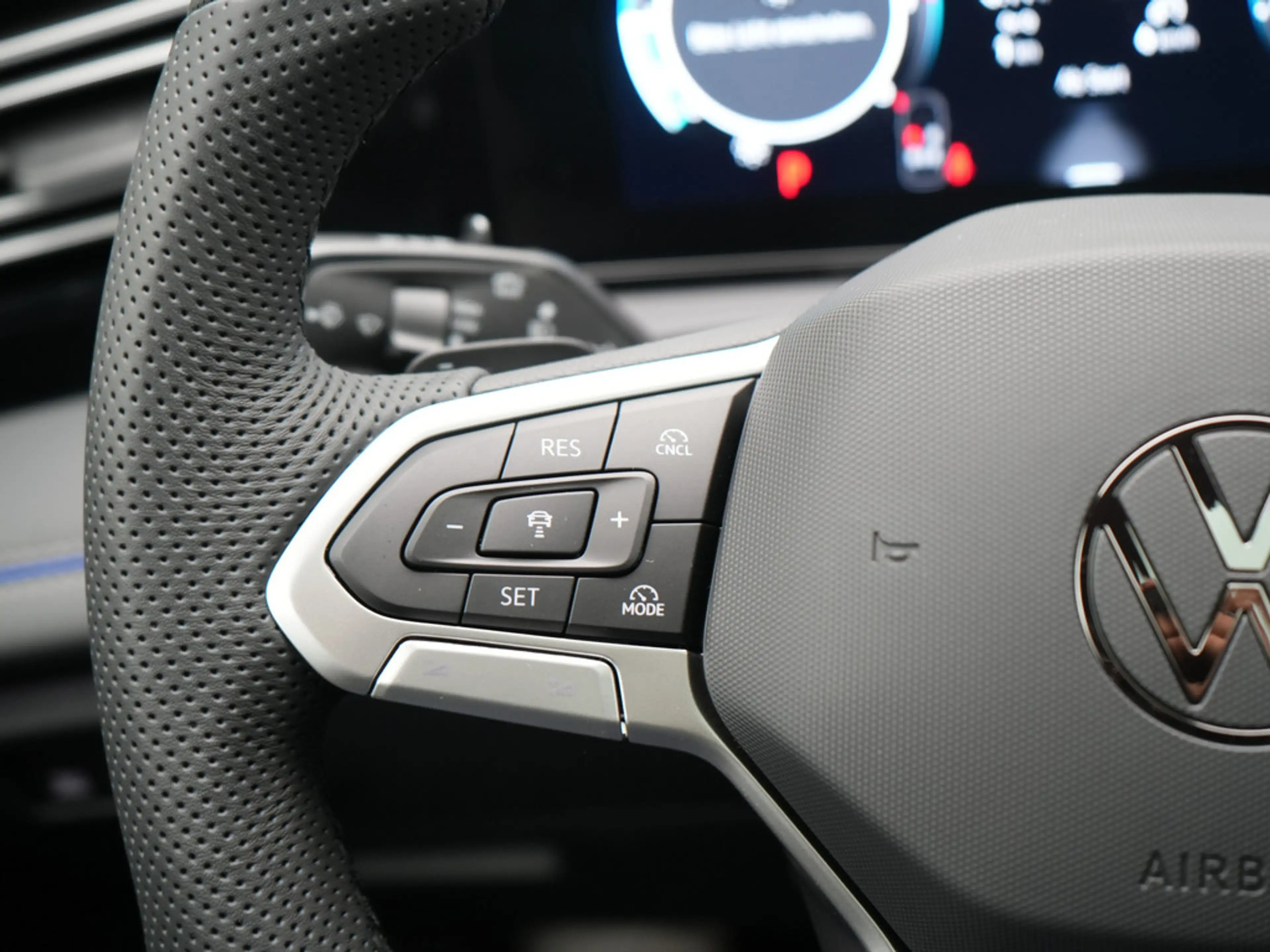 Volkswagen Tiguan R-Line DSG KEYLESS PANO KAM ACC AHK — photo 8