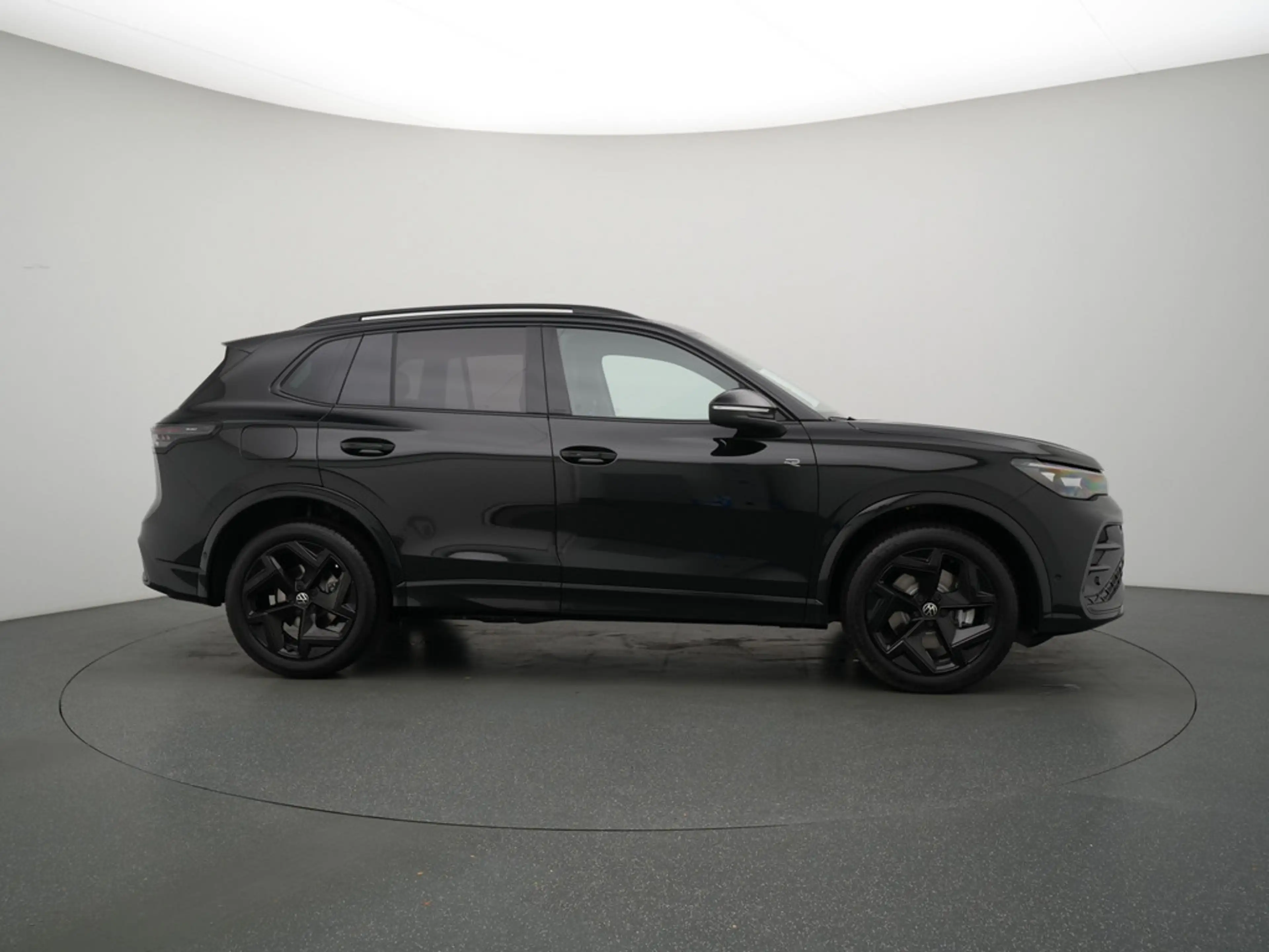 Volkswagen Tiguan R-Line DSG KEYLESS PANO KAM ACC AHK — photo 3