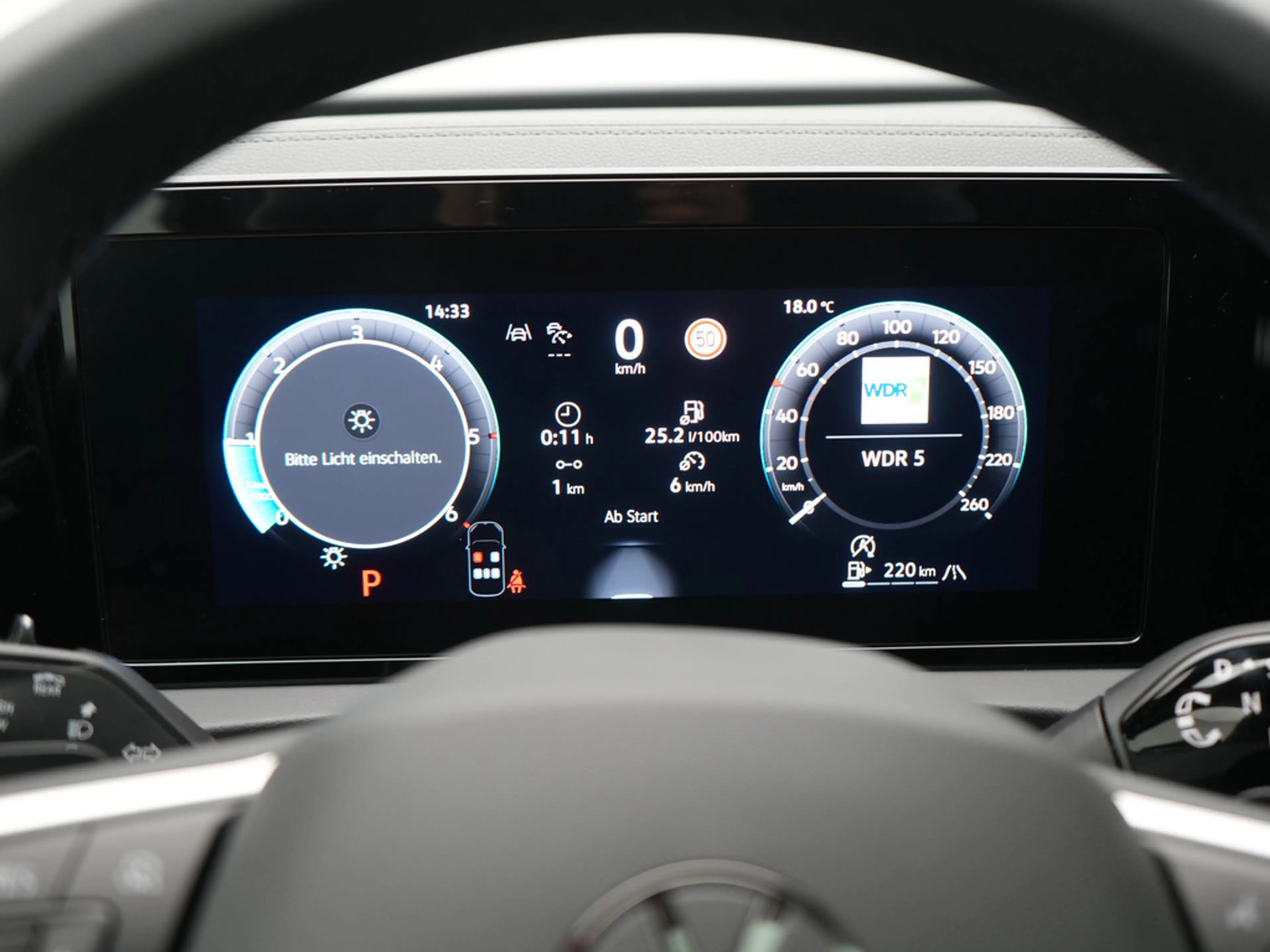 Volkswagen Tiguan R-Line DSG KEYLESS PANO KAM ACC AHK — photo 9