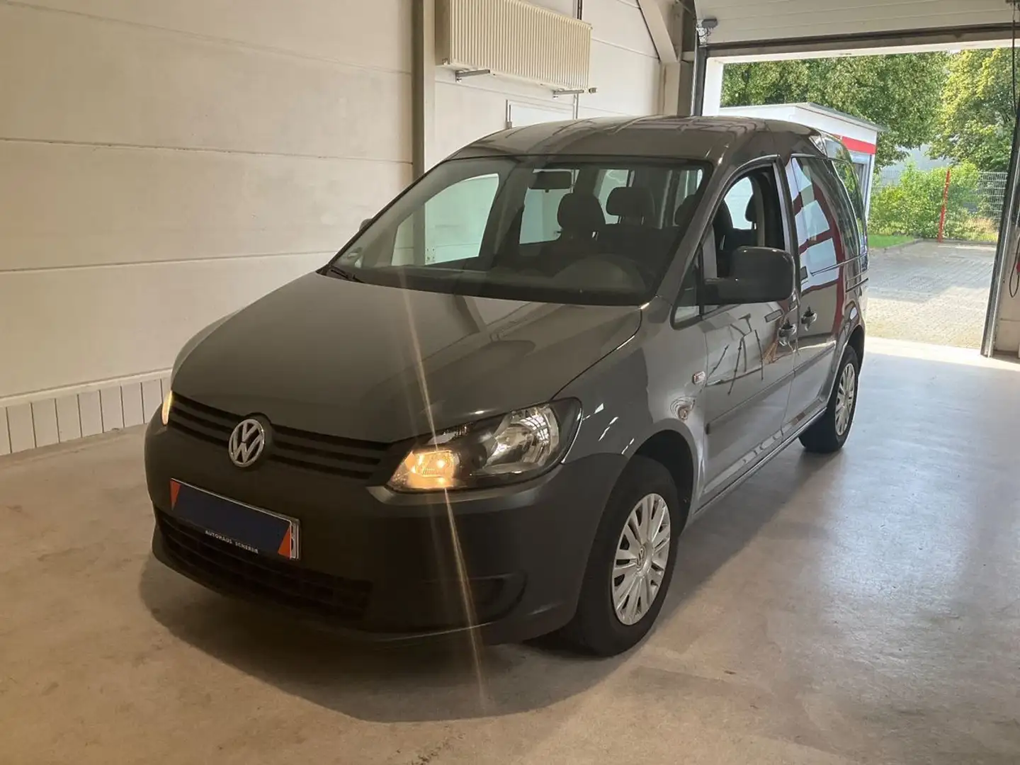Volkswagen Caddy Kombi JAKO-O 1.6 BiFuel Klima,AHK,1.Hand Grau - 1